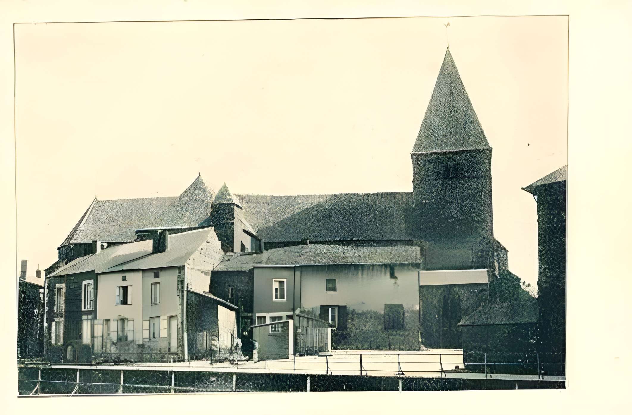 Église Saint-Jacques du Chesne et croix