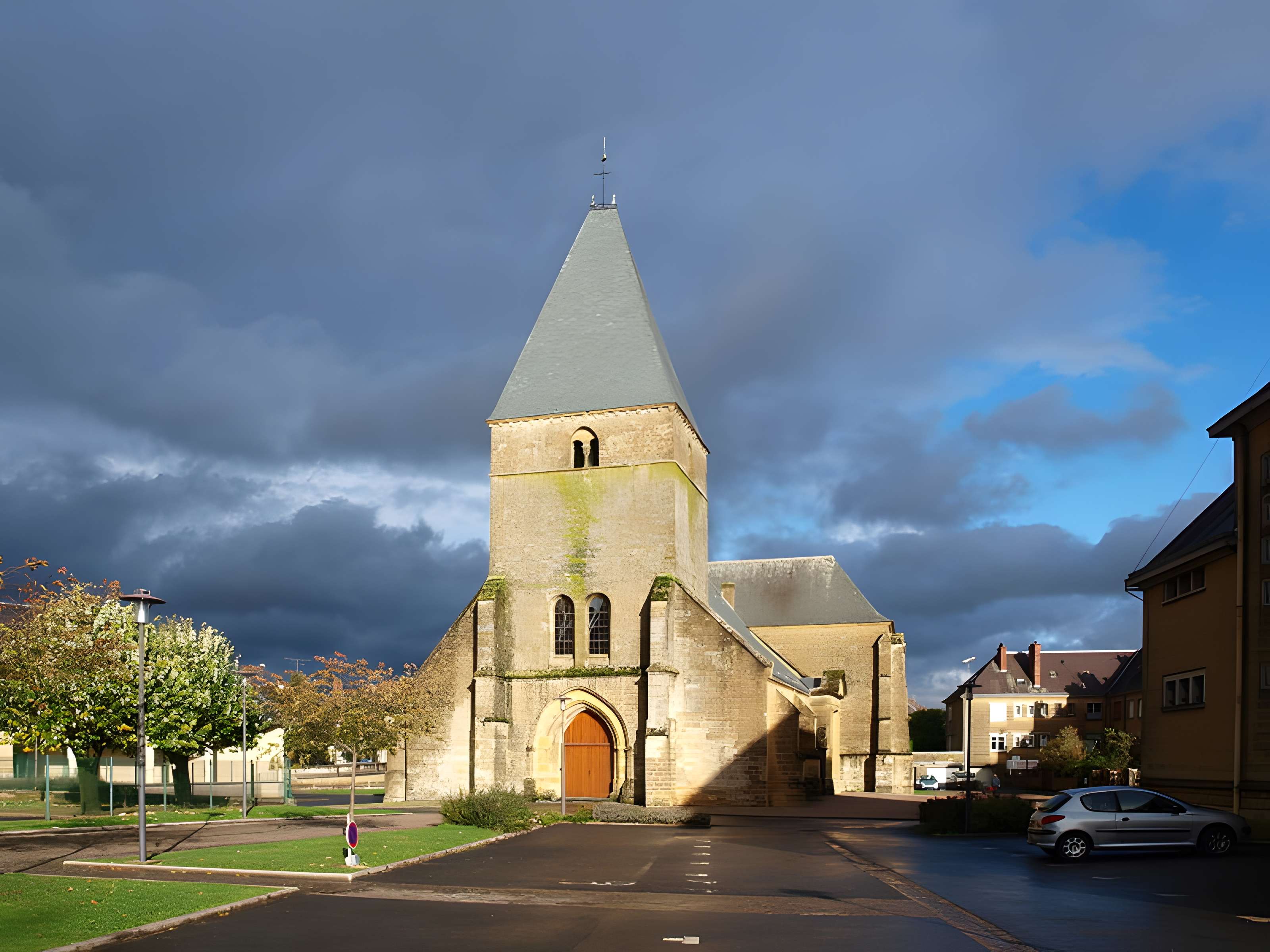 Église Saint-Jacques du Chesne et croix