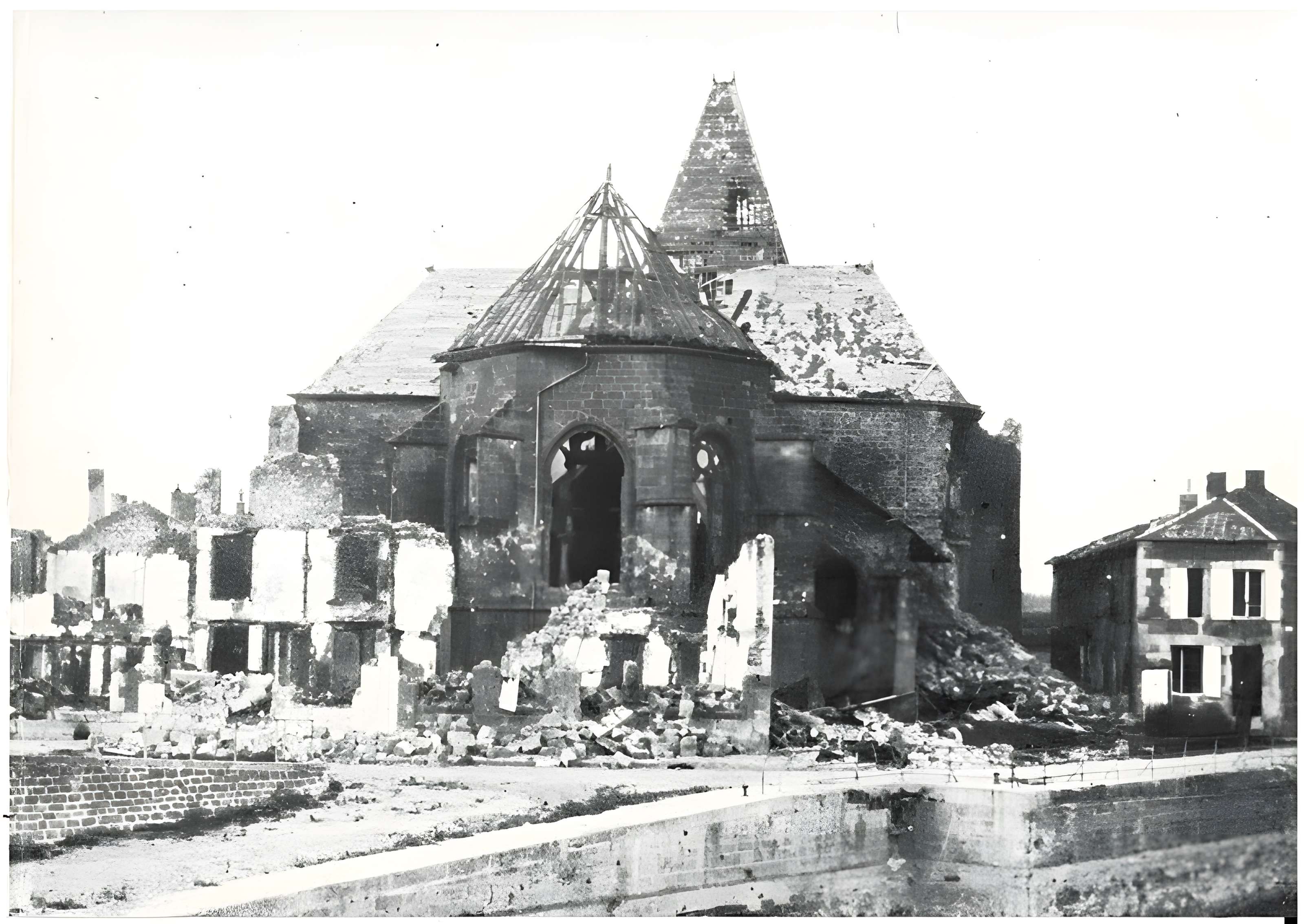 Église Saint-Jacques du Chesne et croix