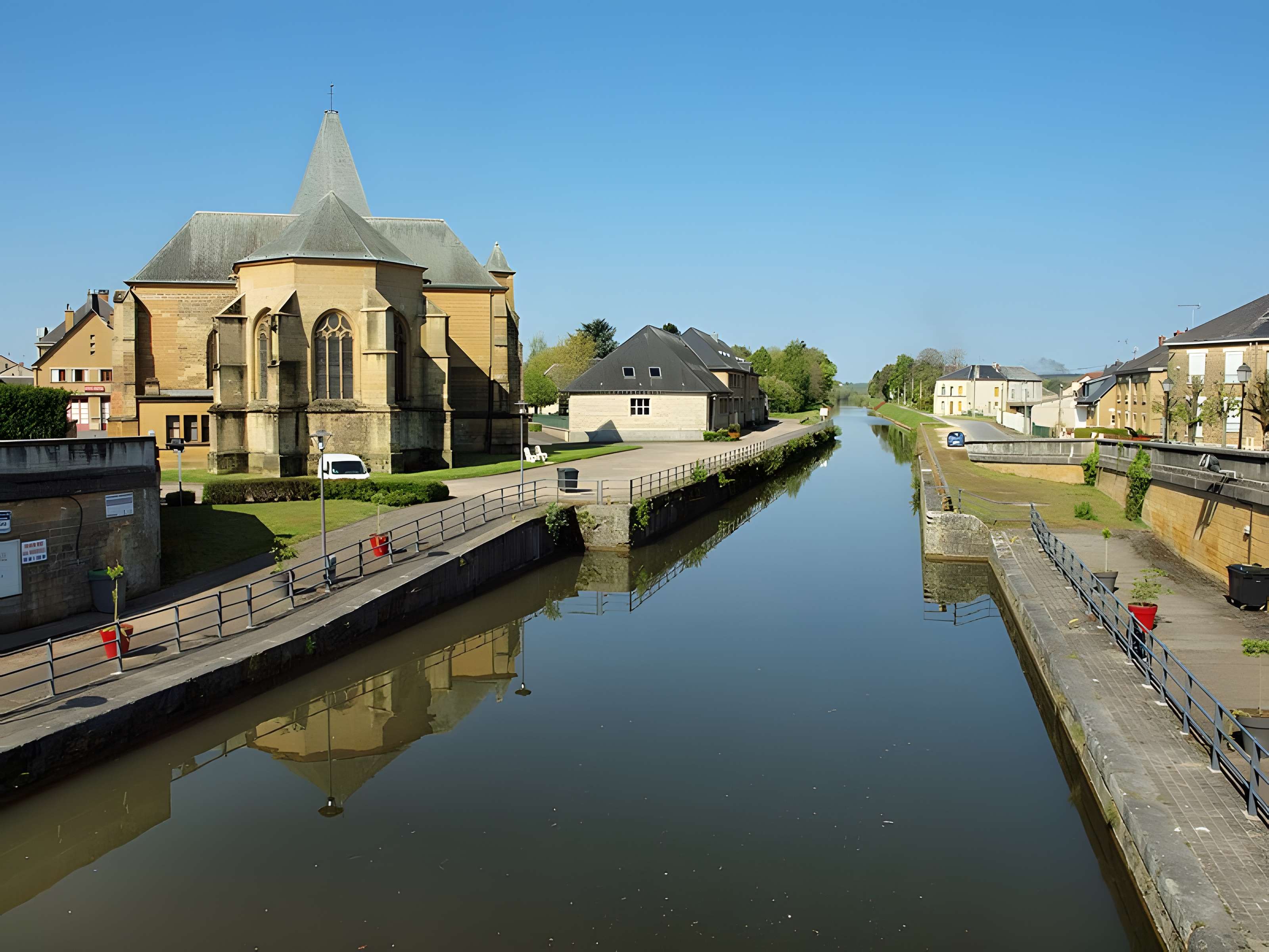Église Saint-Jacques du Chesne et croix