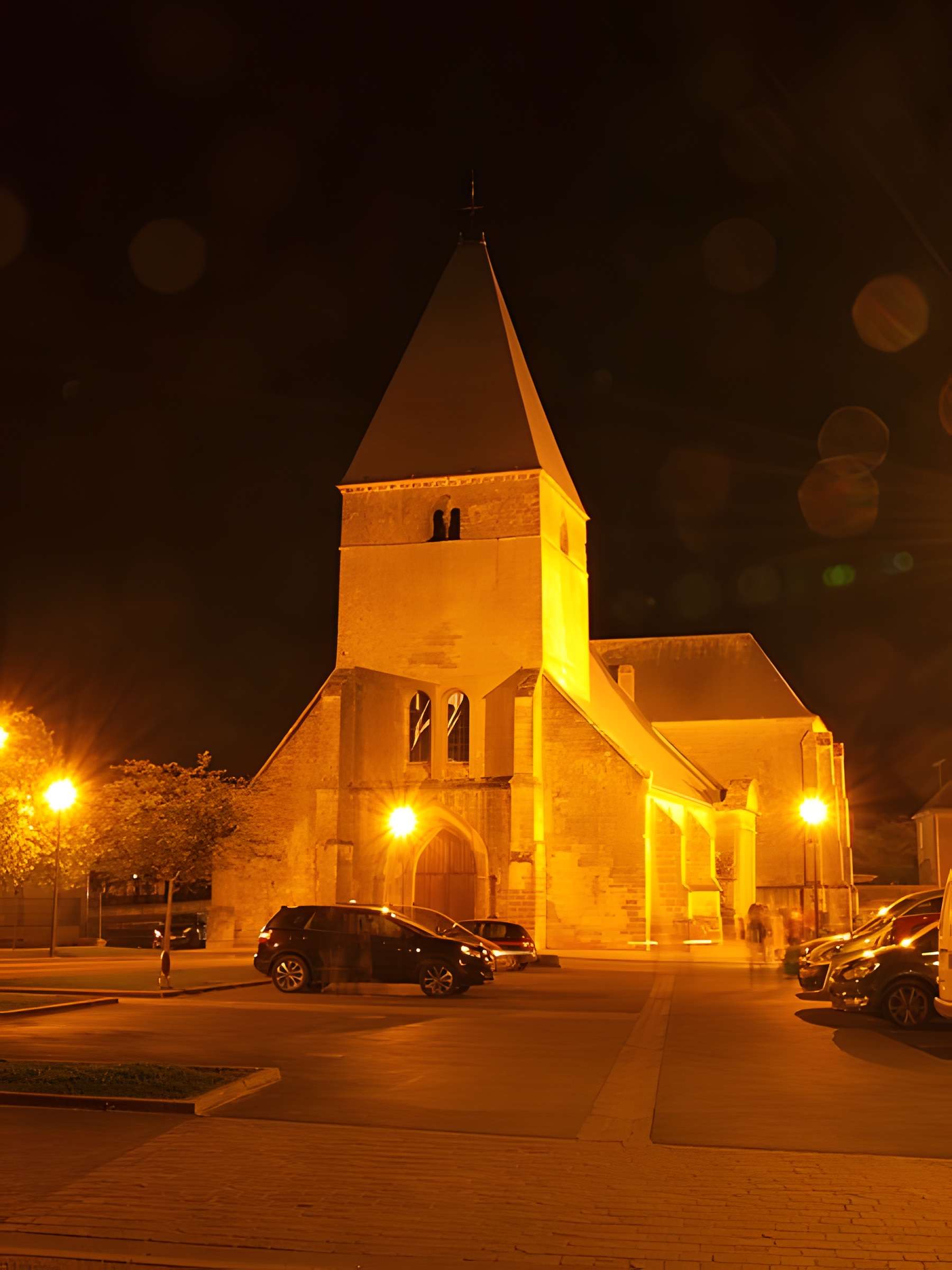Église Saint-Jacques du Chesne et croix
