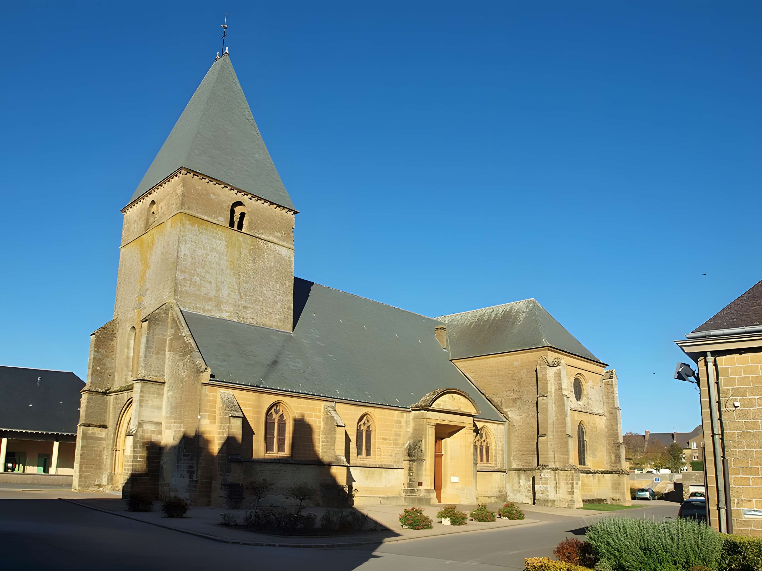 Église Saint-Jacques du Chesne et croix