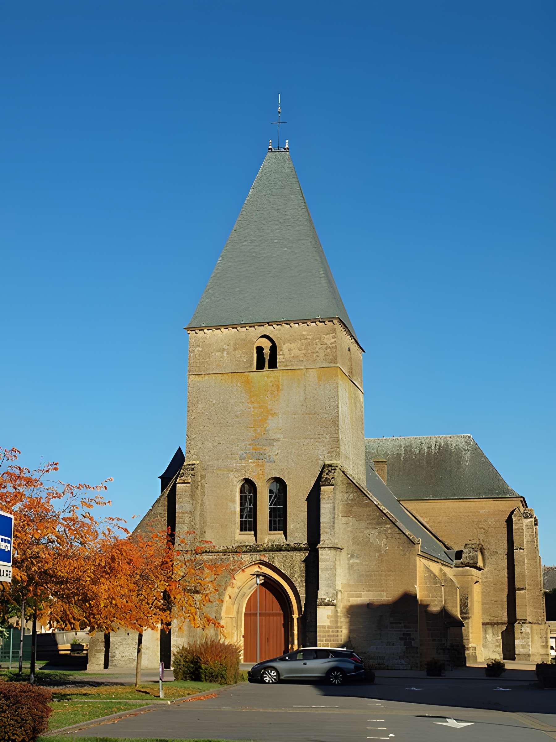 Église Saint-Jacques du Chesne et croix