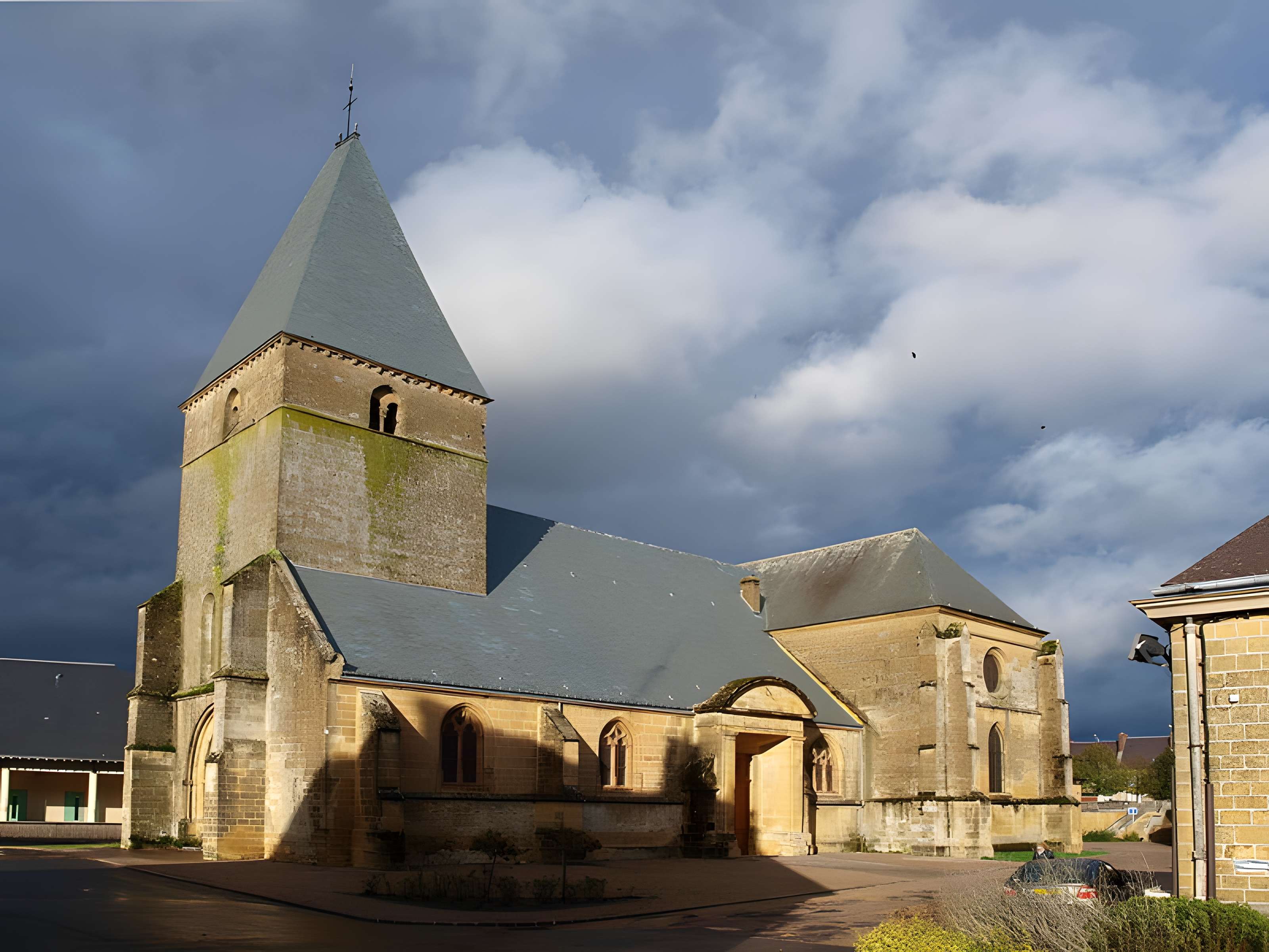 Église Saint-Jacques du Chesne et croix