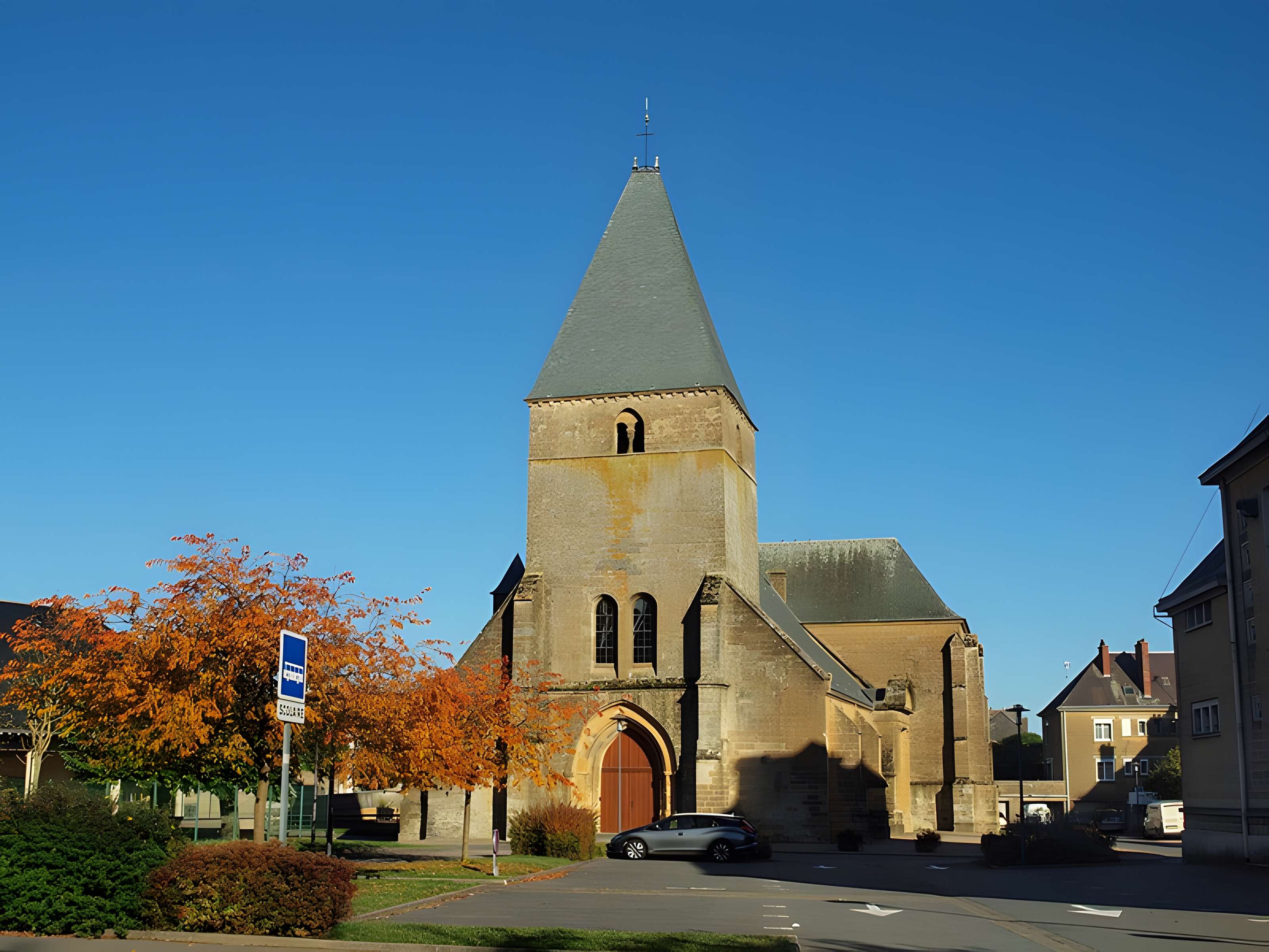 Église Saint-Jacques du Chesne et croix