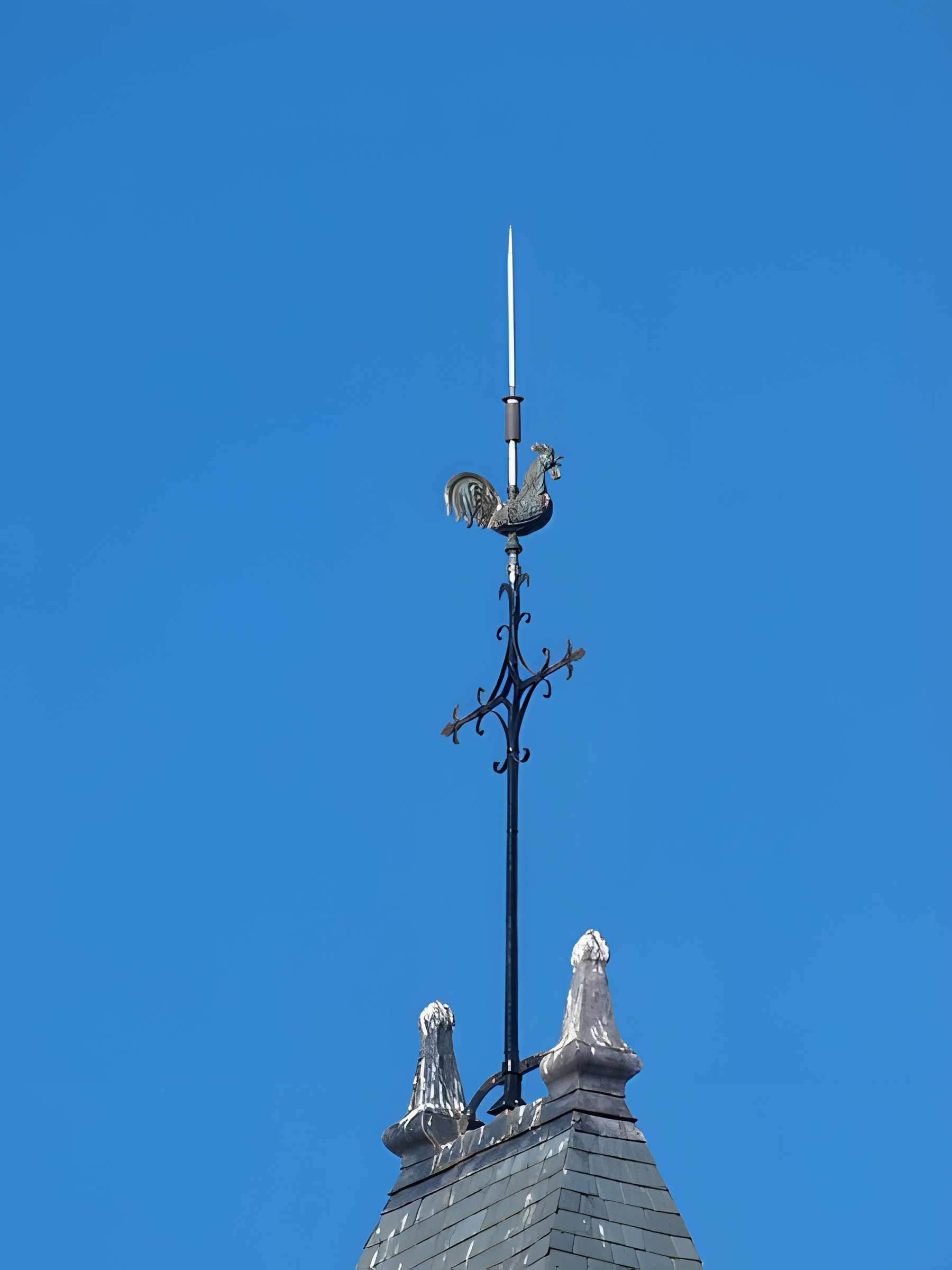 Église Saint-Jacques du Chesne et croix
