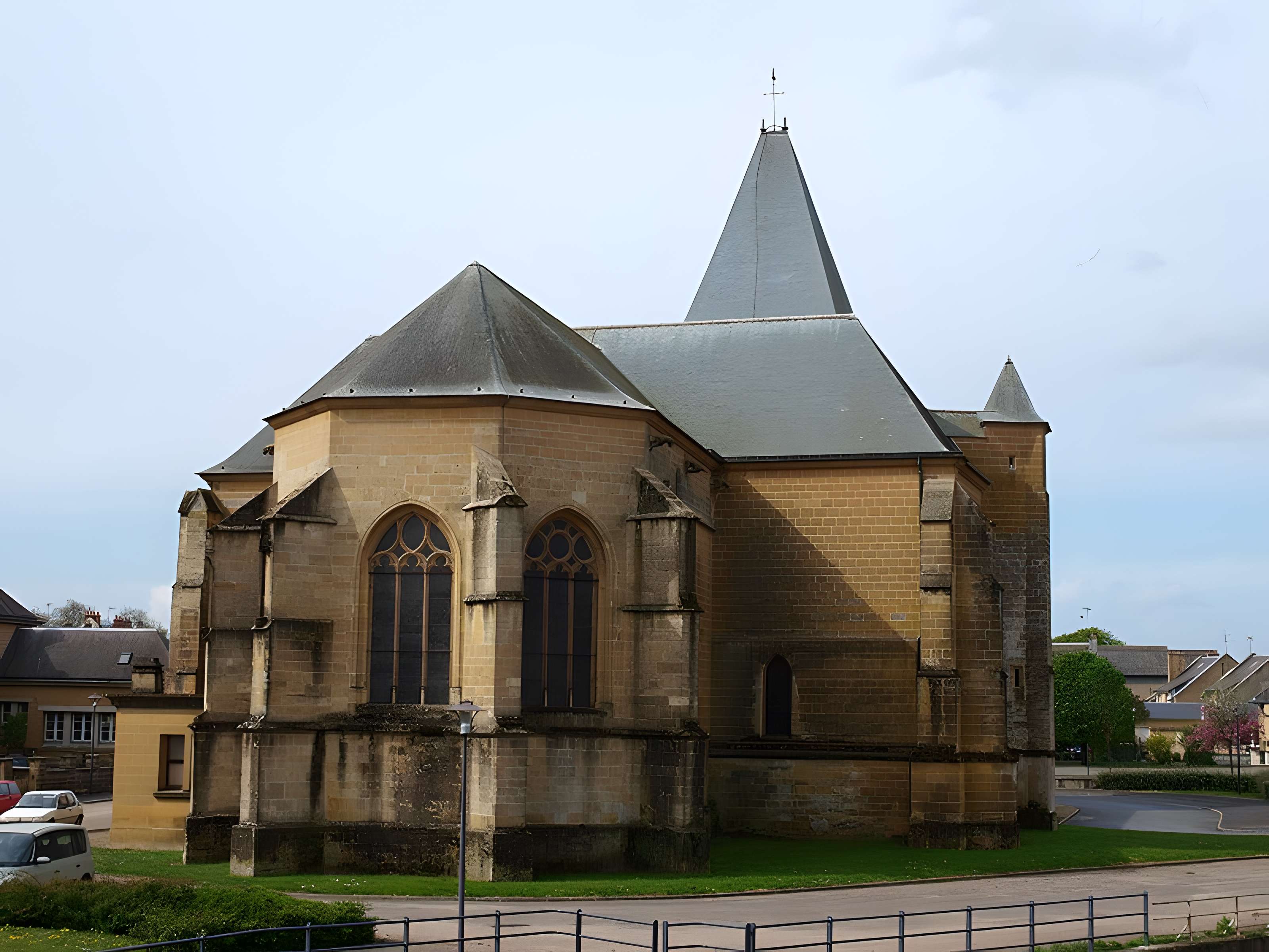 Église Saint-Jacques du Chesne et croix