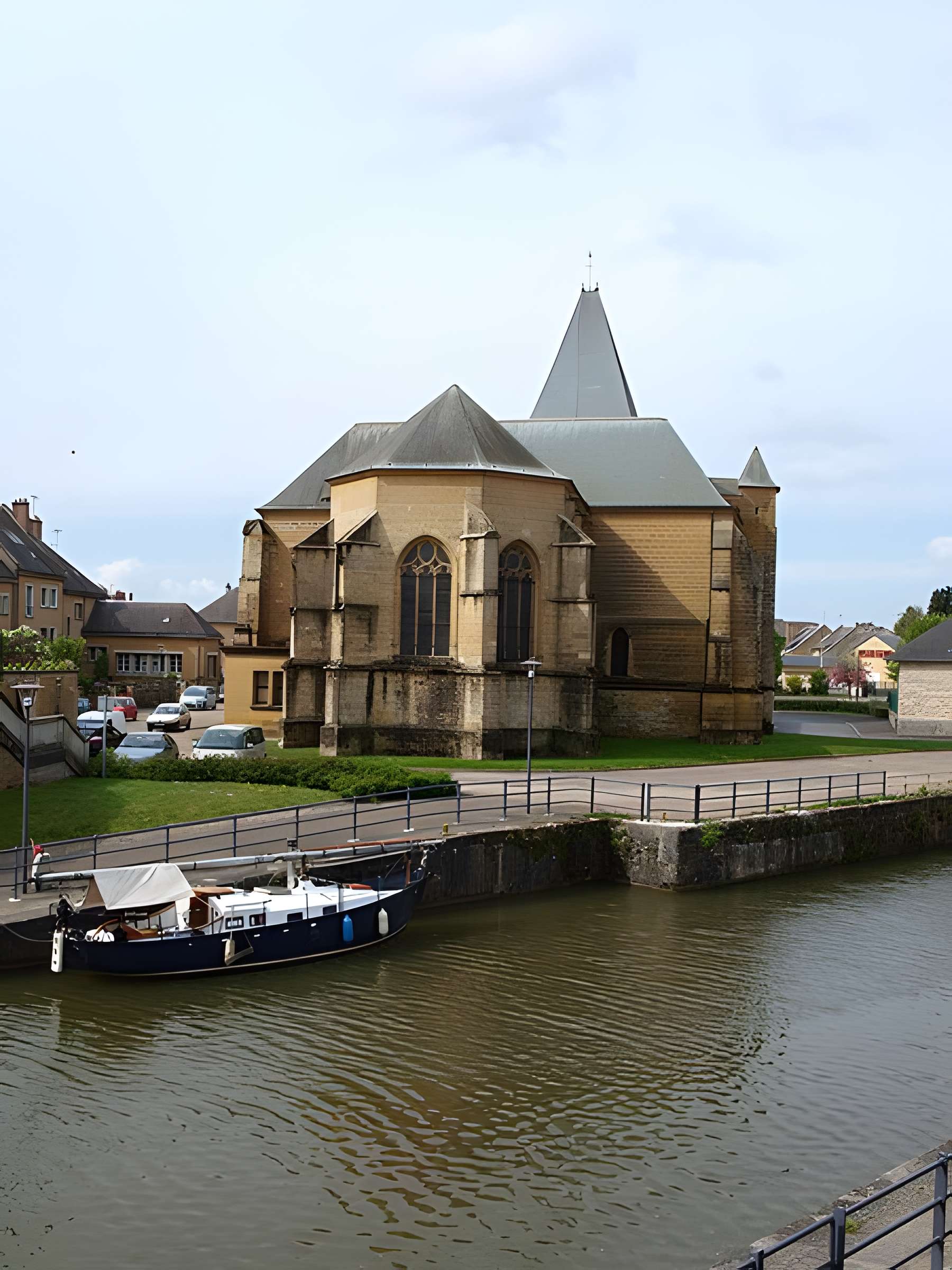 Église Saint-Jacques du Chesne et croix