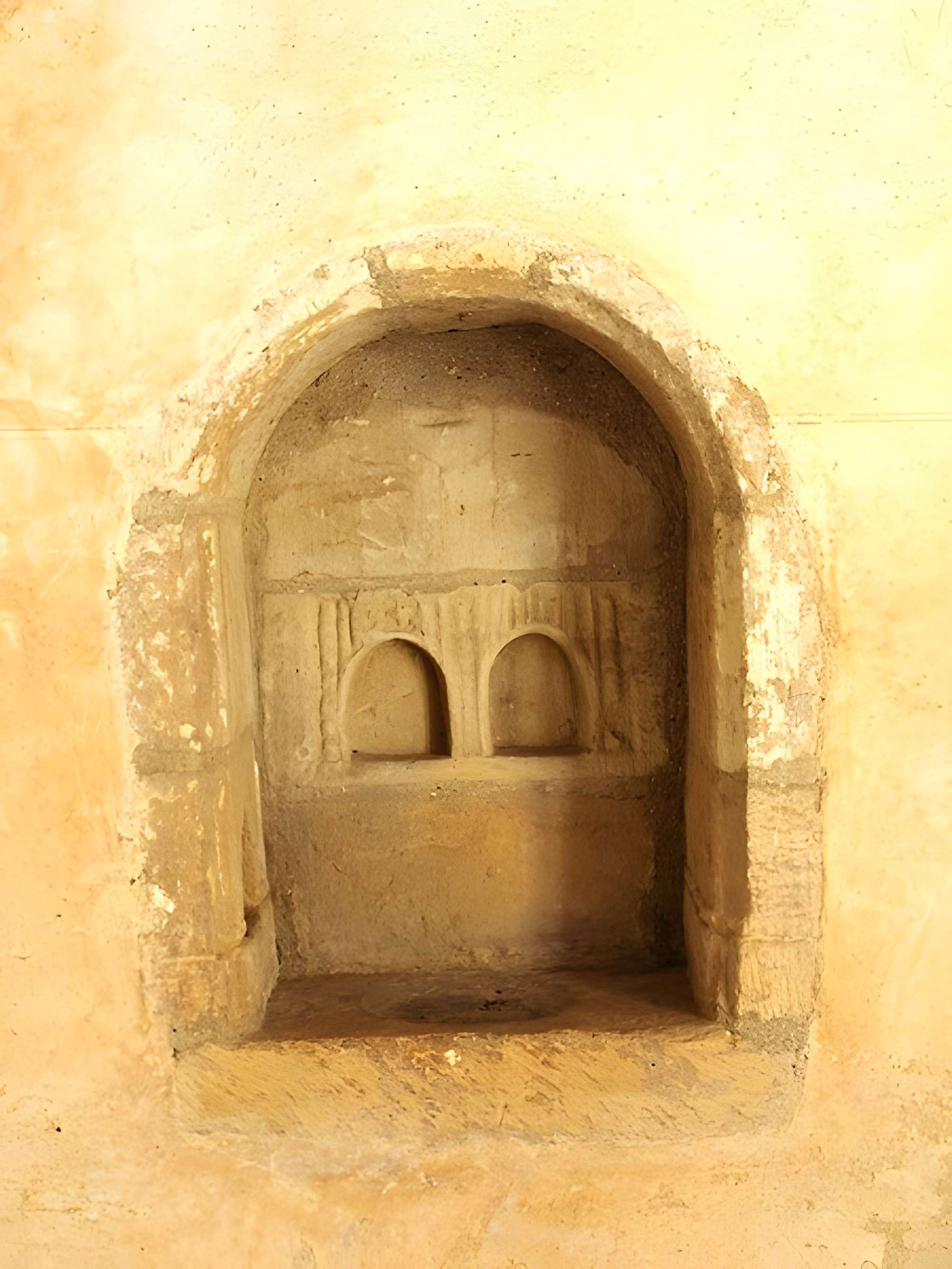 Église Saint-Jacques du Chesne et croix