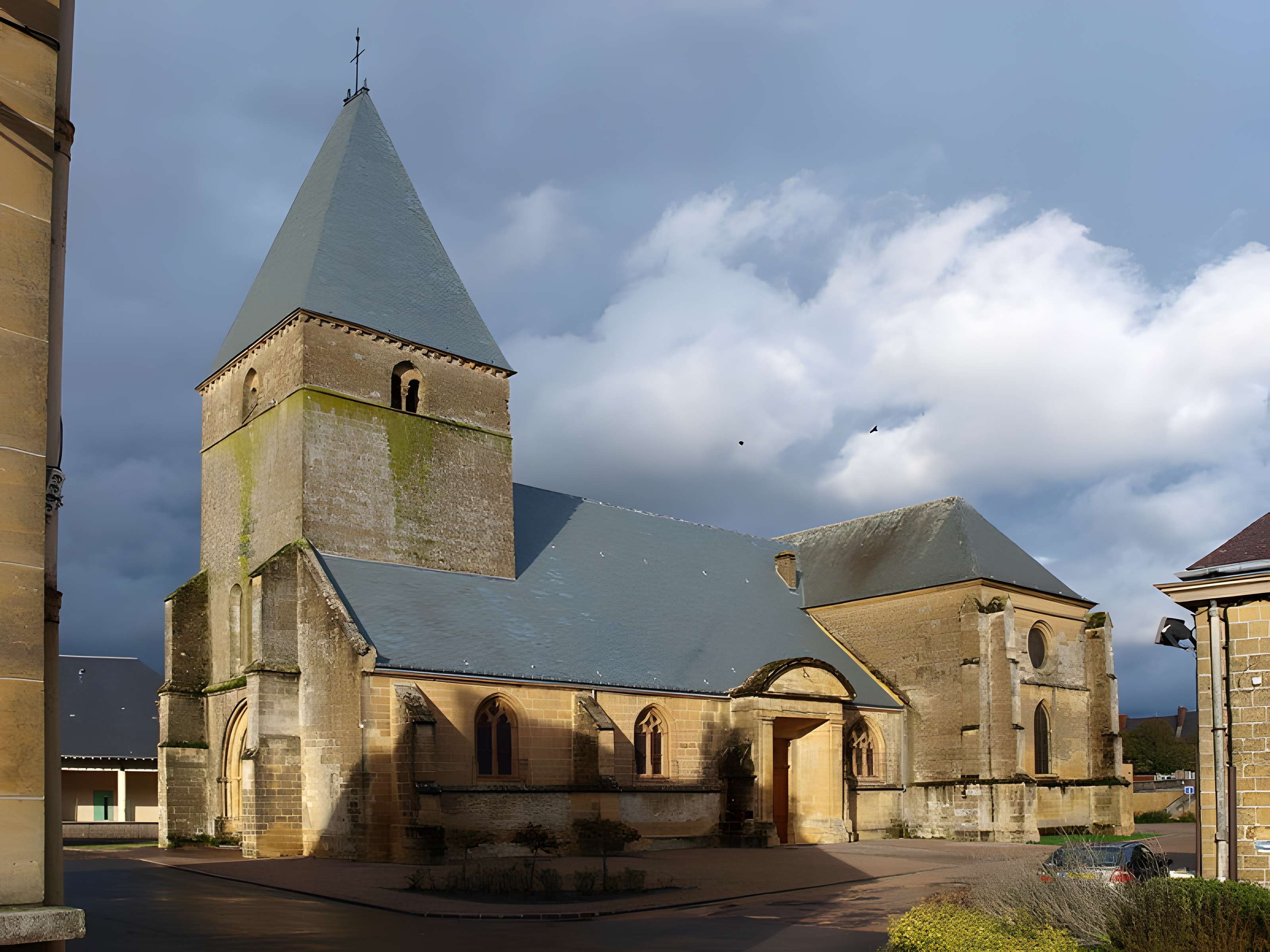 Église Saint-Jacques du Chesne et croix