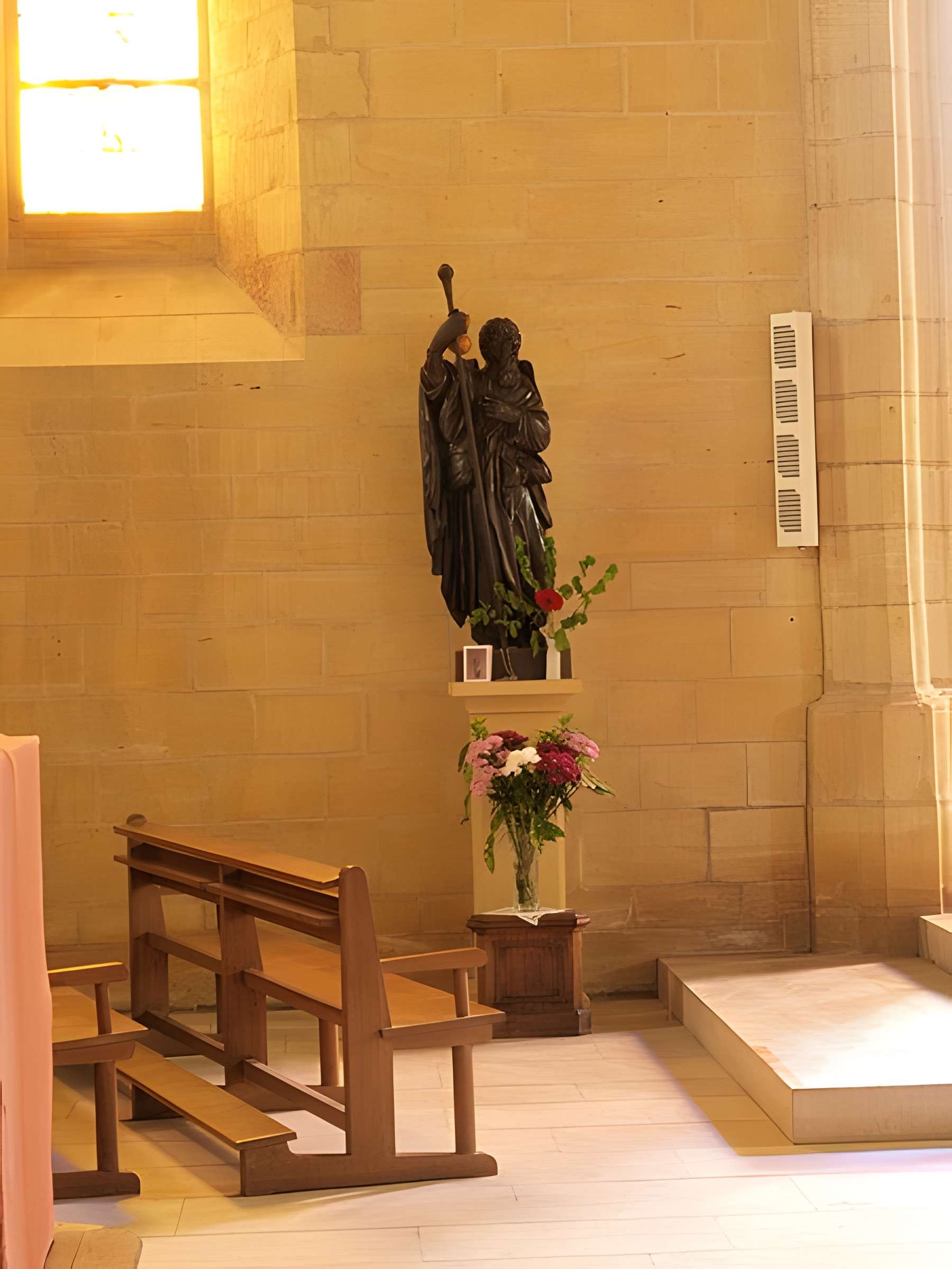 Église Saint-Jacques du Chesne et croix