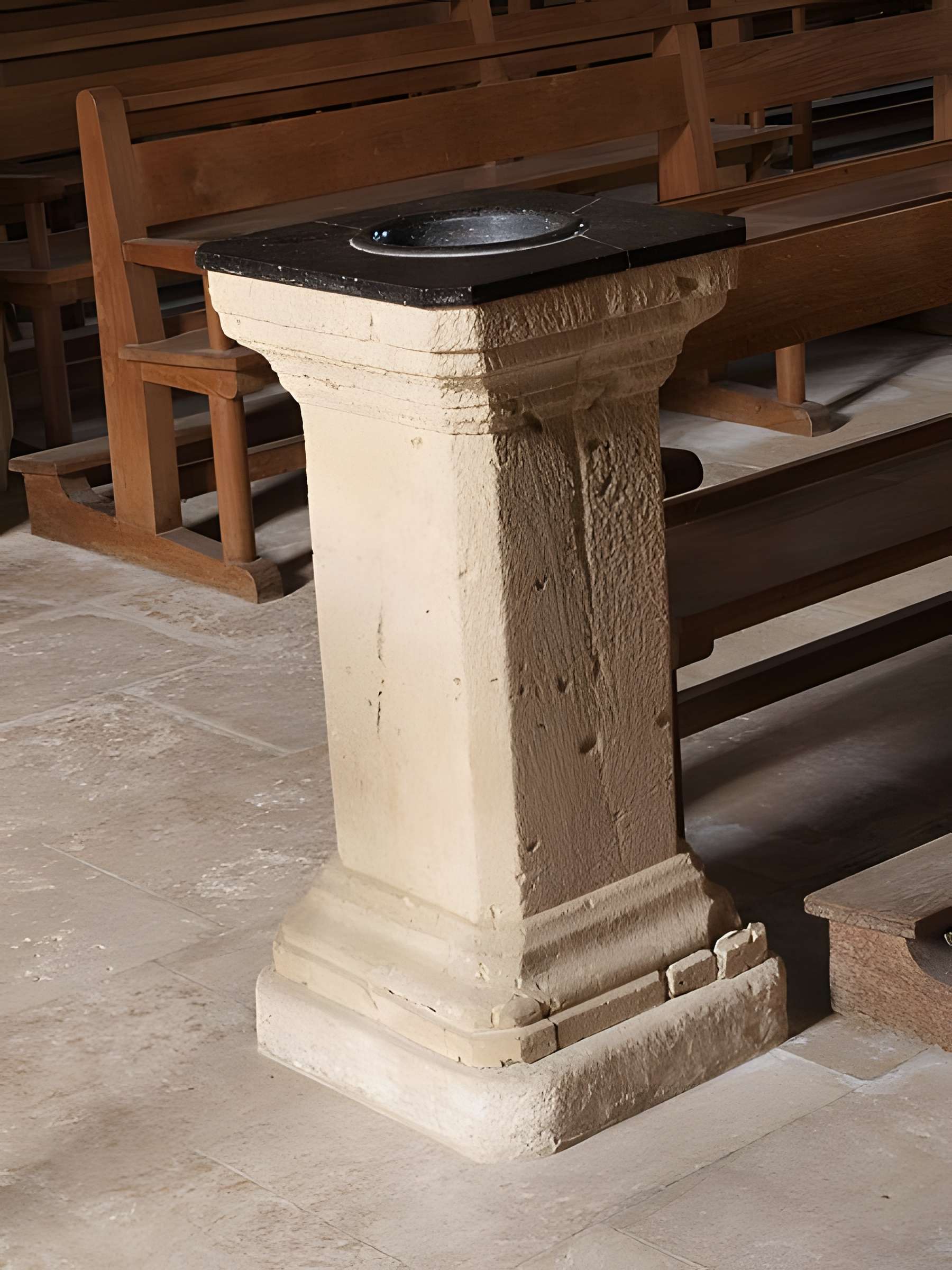 Église Saint-Jacques du Chesne et croix