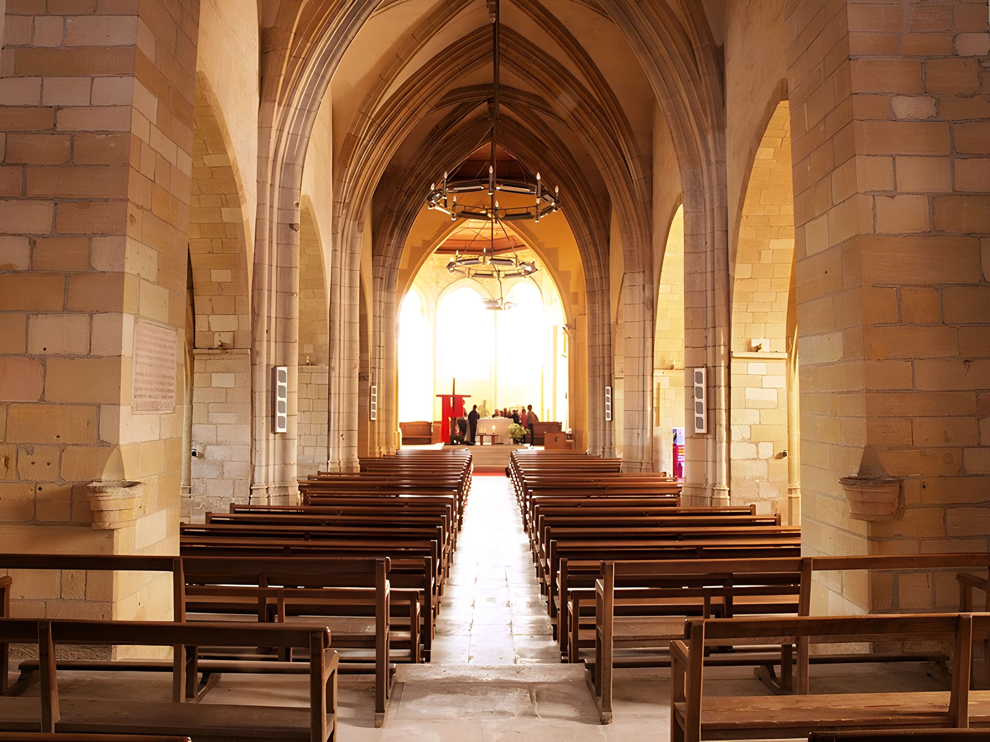 Église Saint-Jacques du Chesne et croix