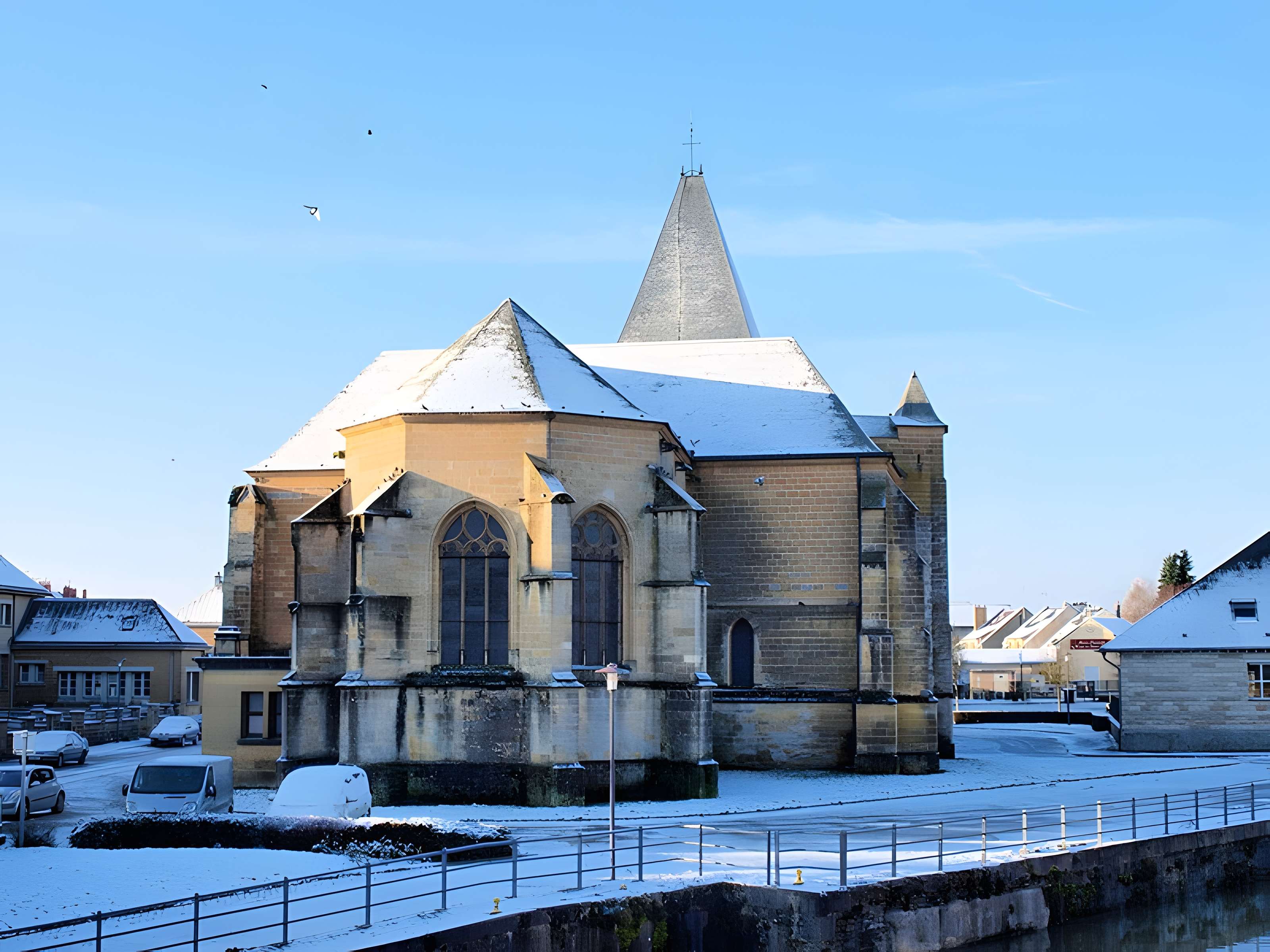 Église Saint-Jacques du Chesne et croix