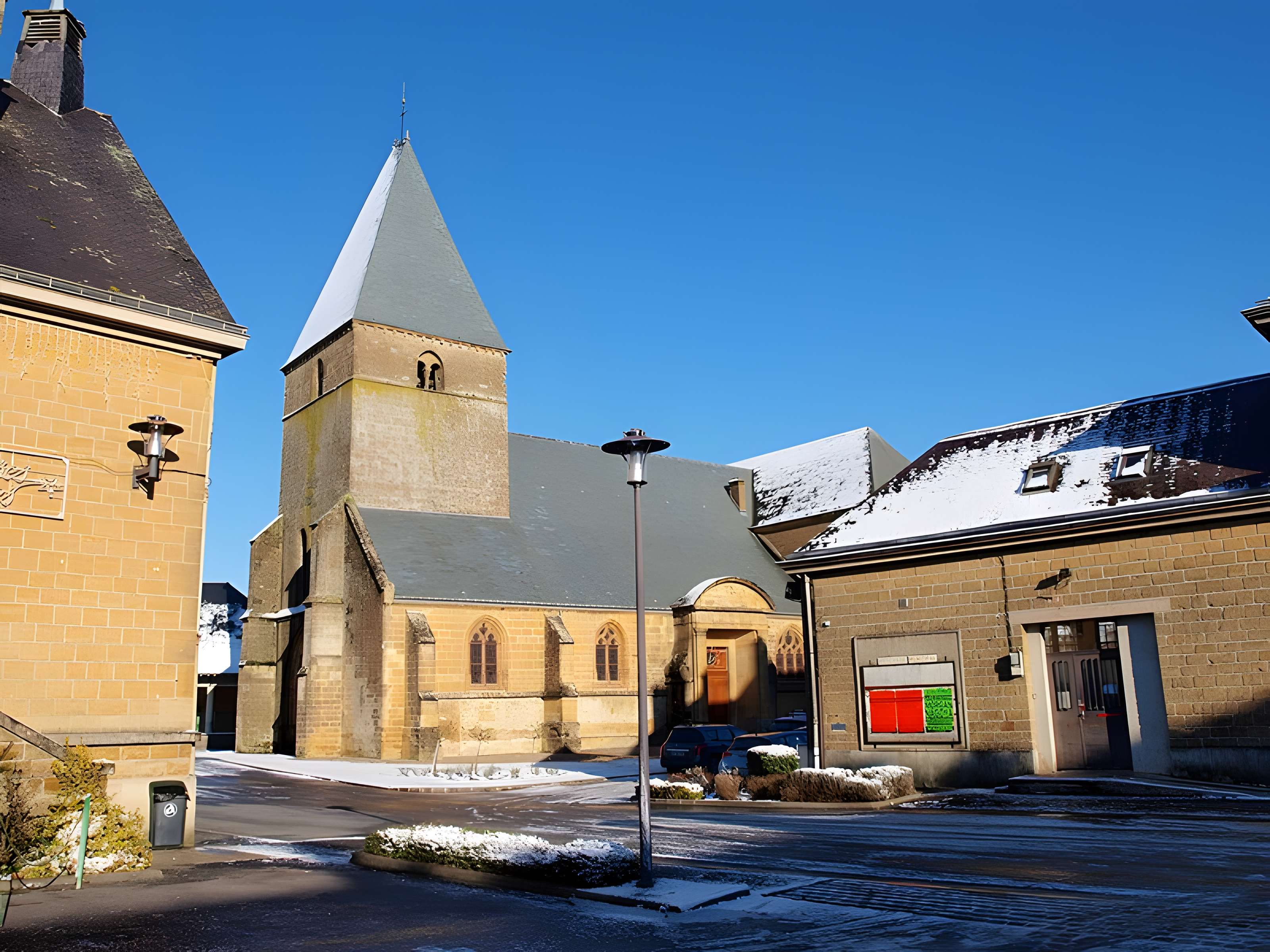 Église Saint-Jacques du Chesne et croix