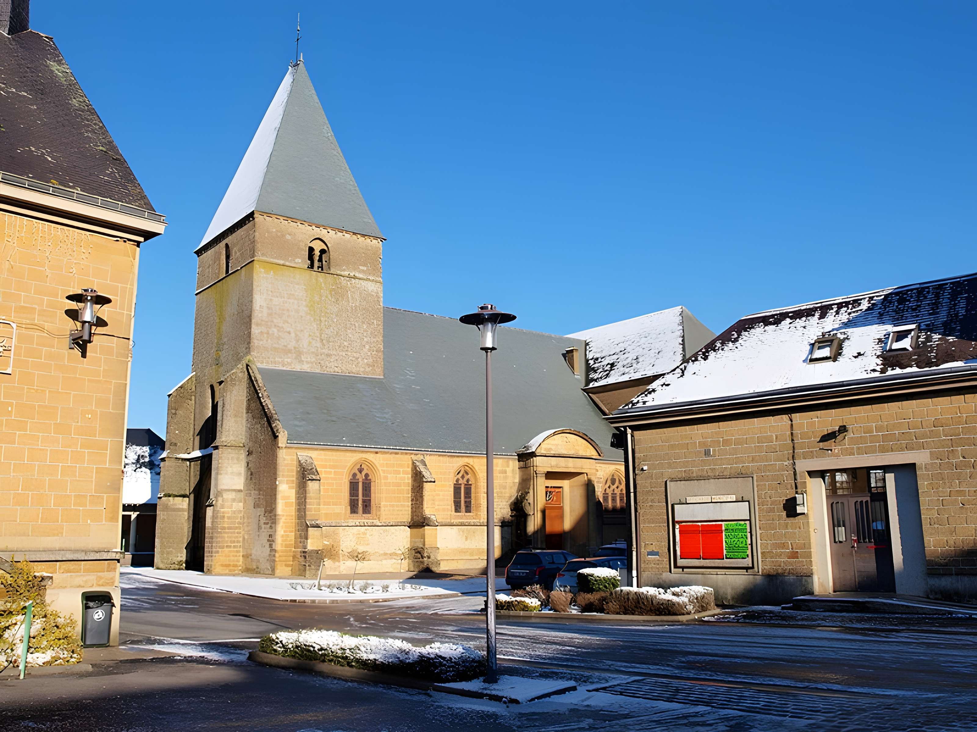 Église Saint-Jacques du Chesne et croix