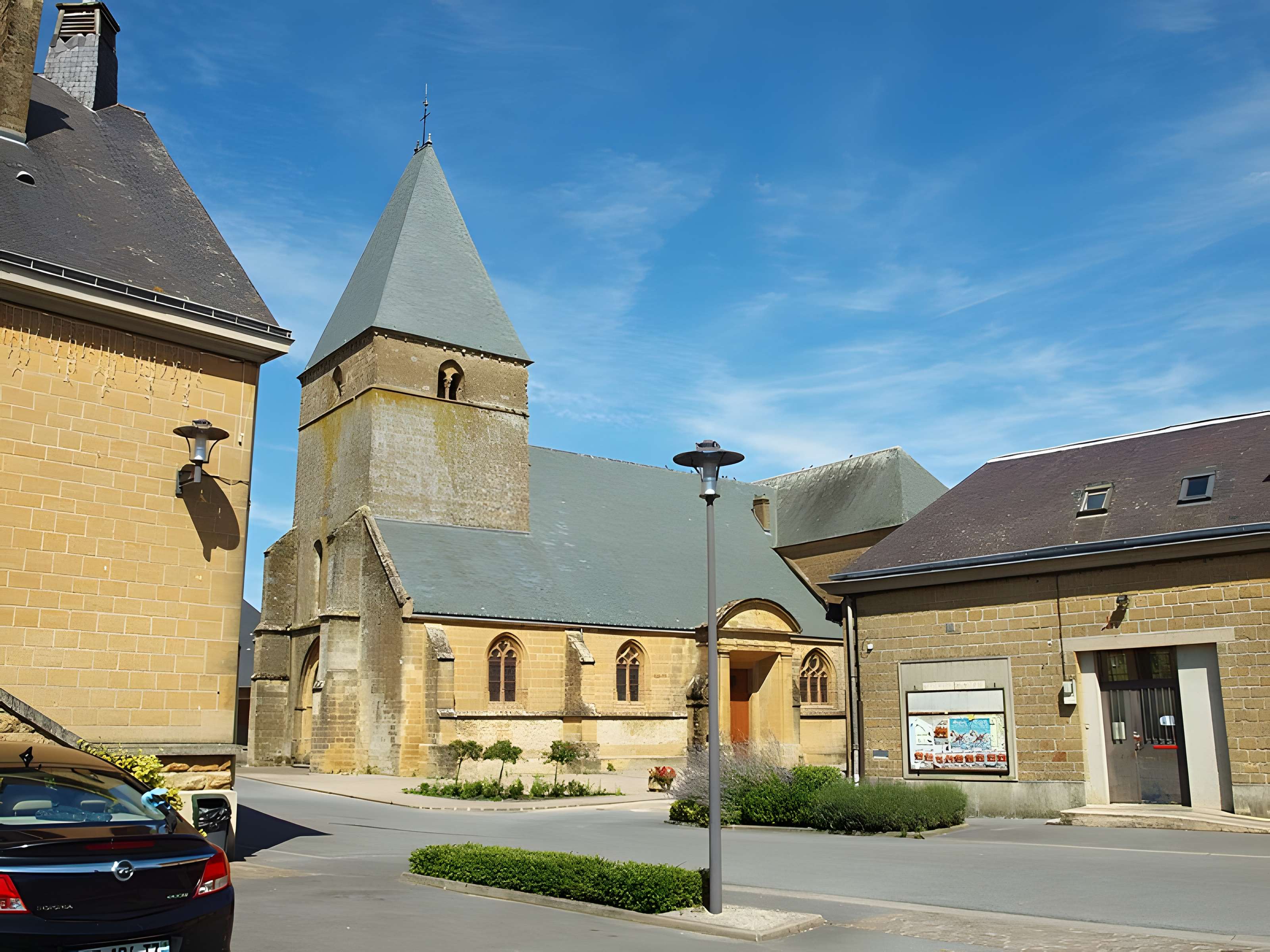 Église Saint-Jacques du Chesne et croix
