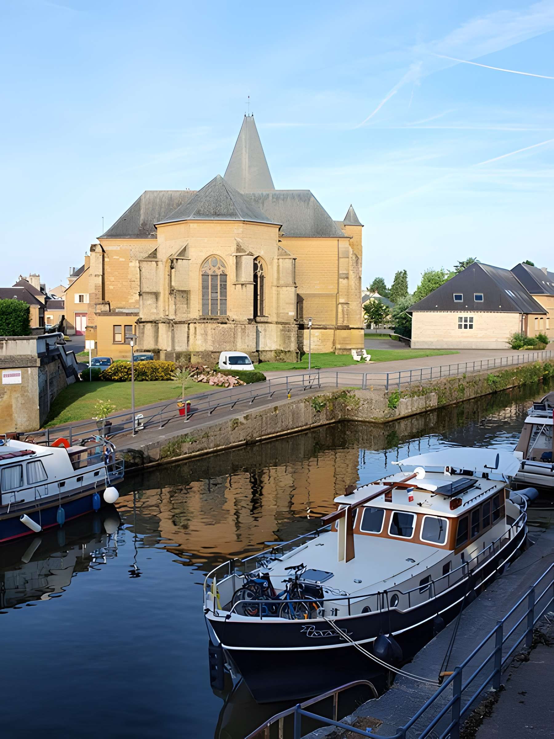 Église Saint-Jacques du Chesne et croix