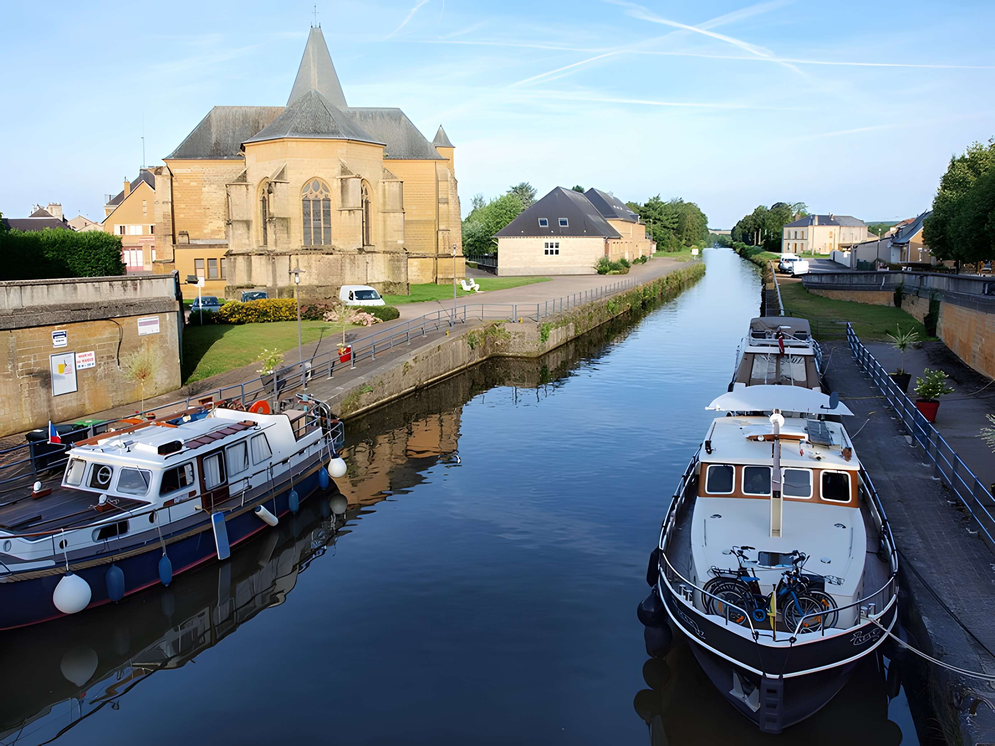 Église Saint-Jacques du Chesne et croix