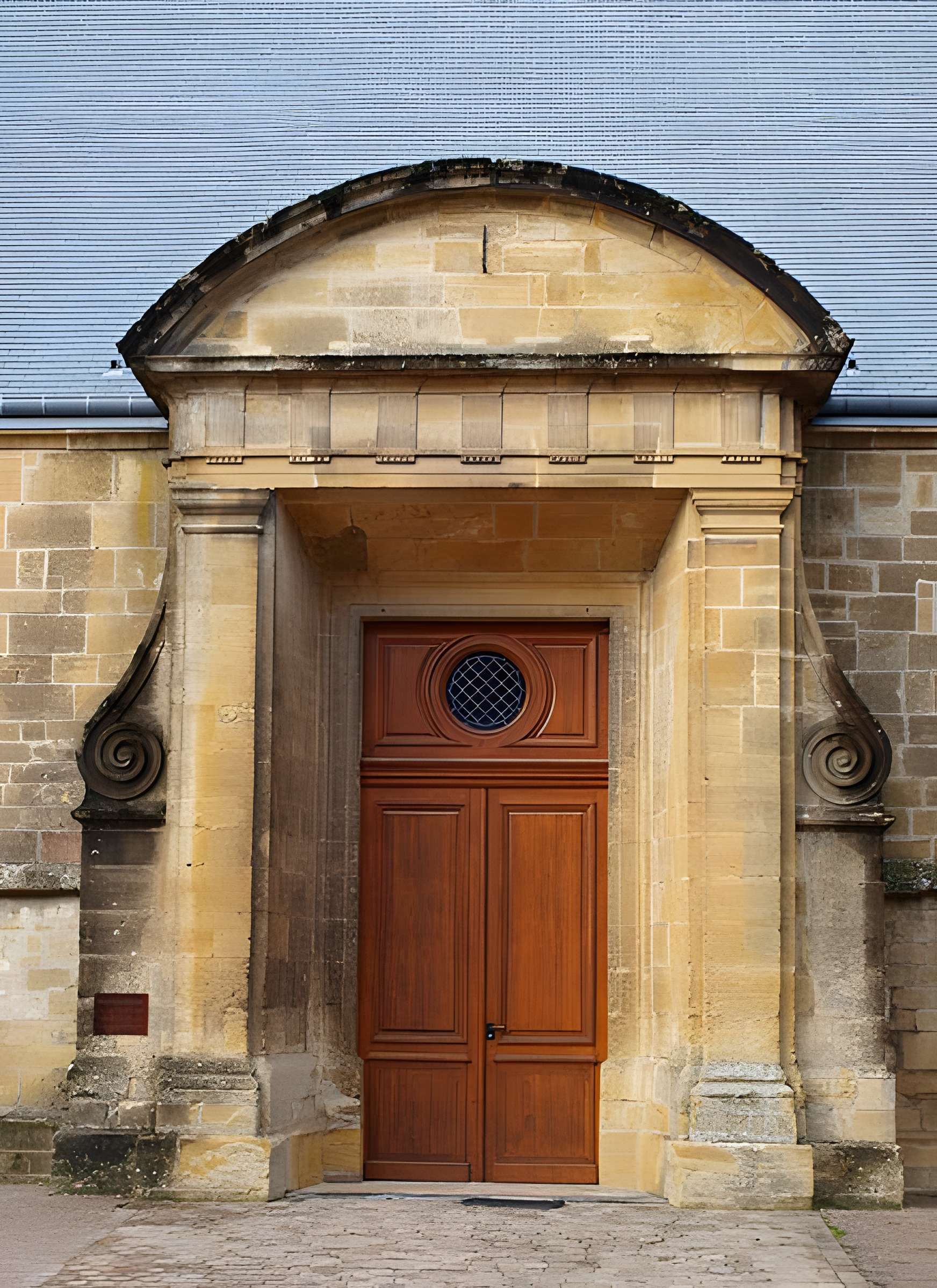 Église Saint-Jacques du Chesne et croix