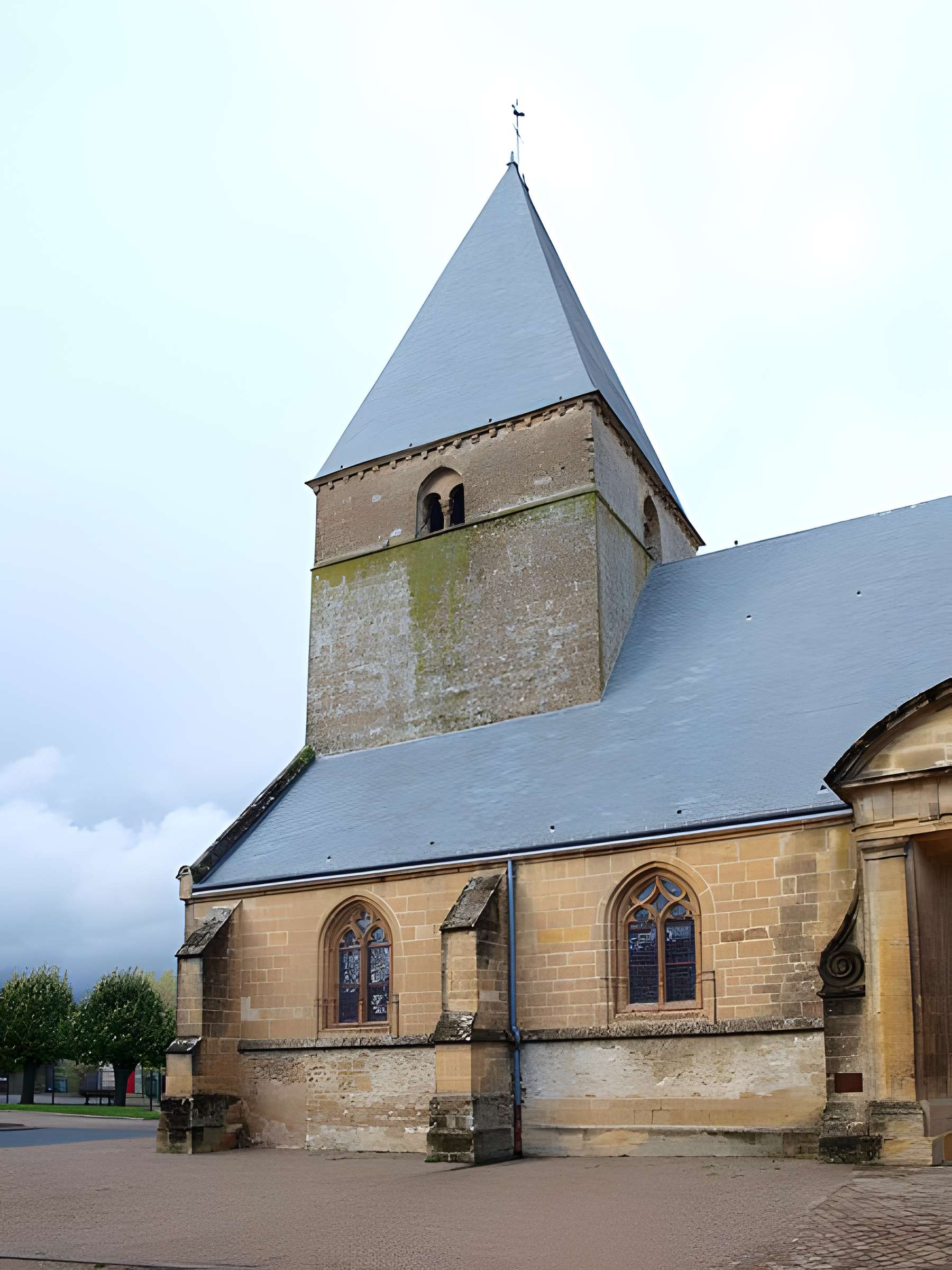 Église Saint-Jacques du Chesne et croix