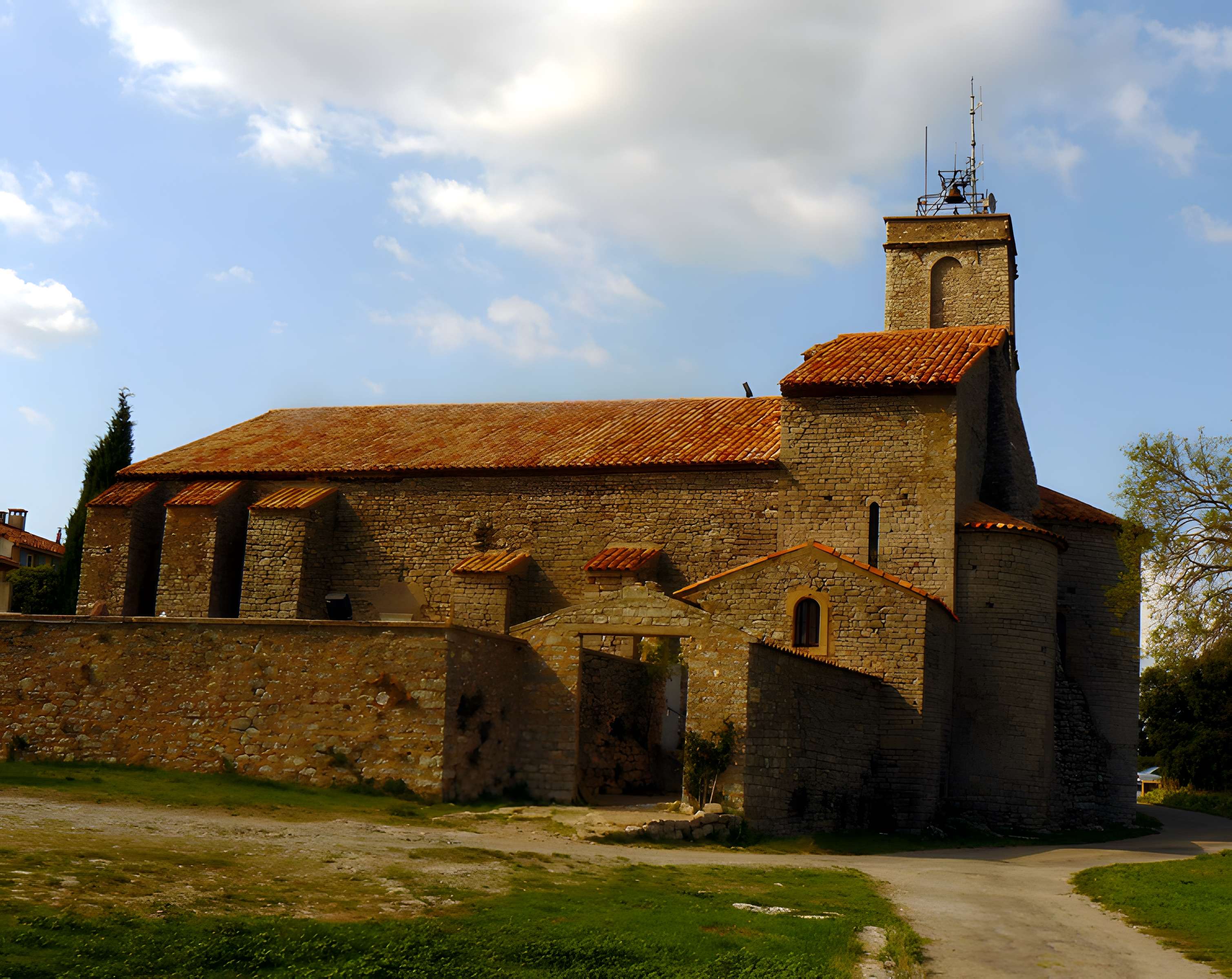 Église Saint-Julien-et-Sainte-Trinité de Saint-Julien 