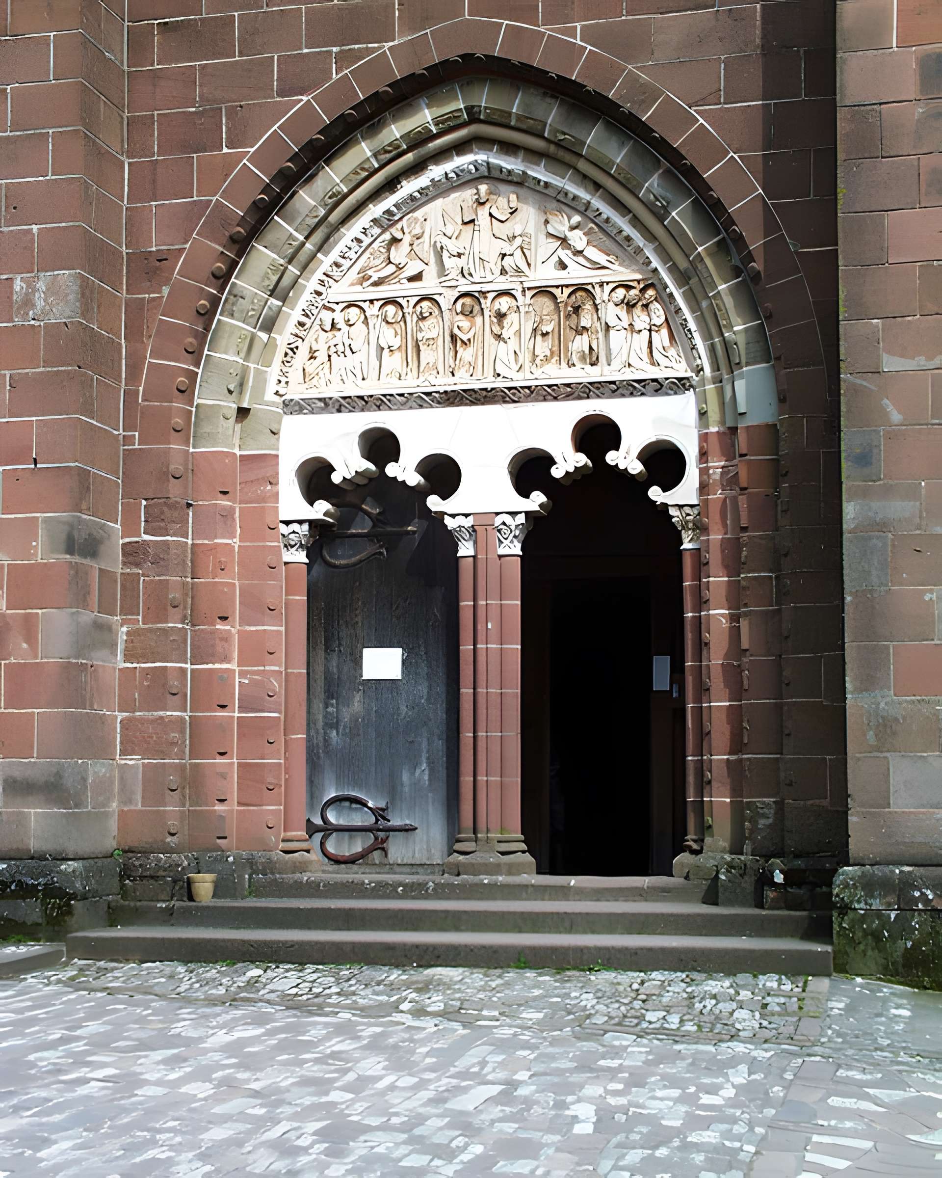 Église Saint-Pierre de Collonges-la-Rouge