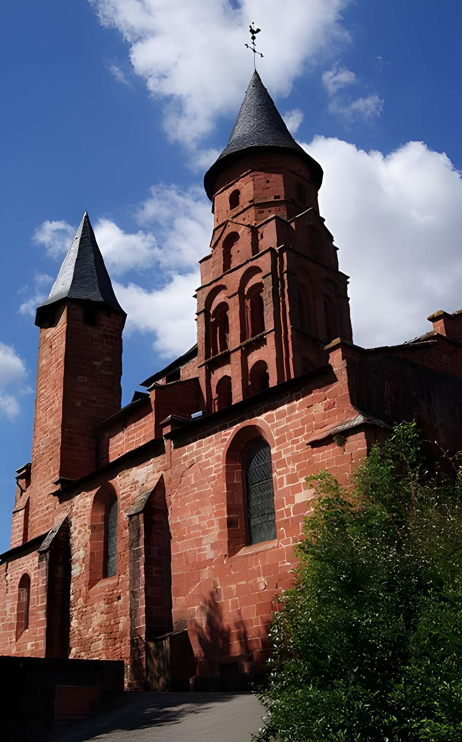 Église Saint-Pierre de Collonges-la-Rouge