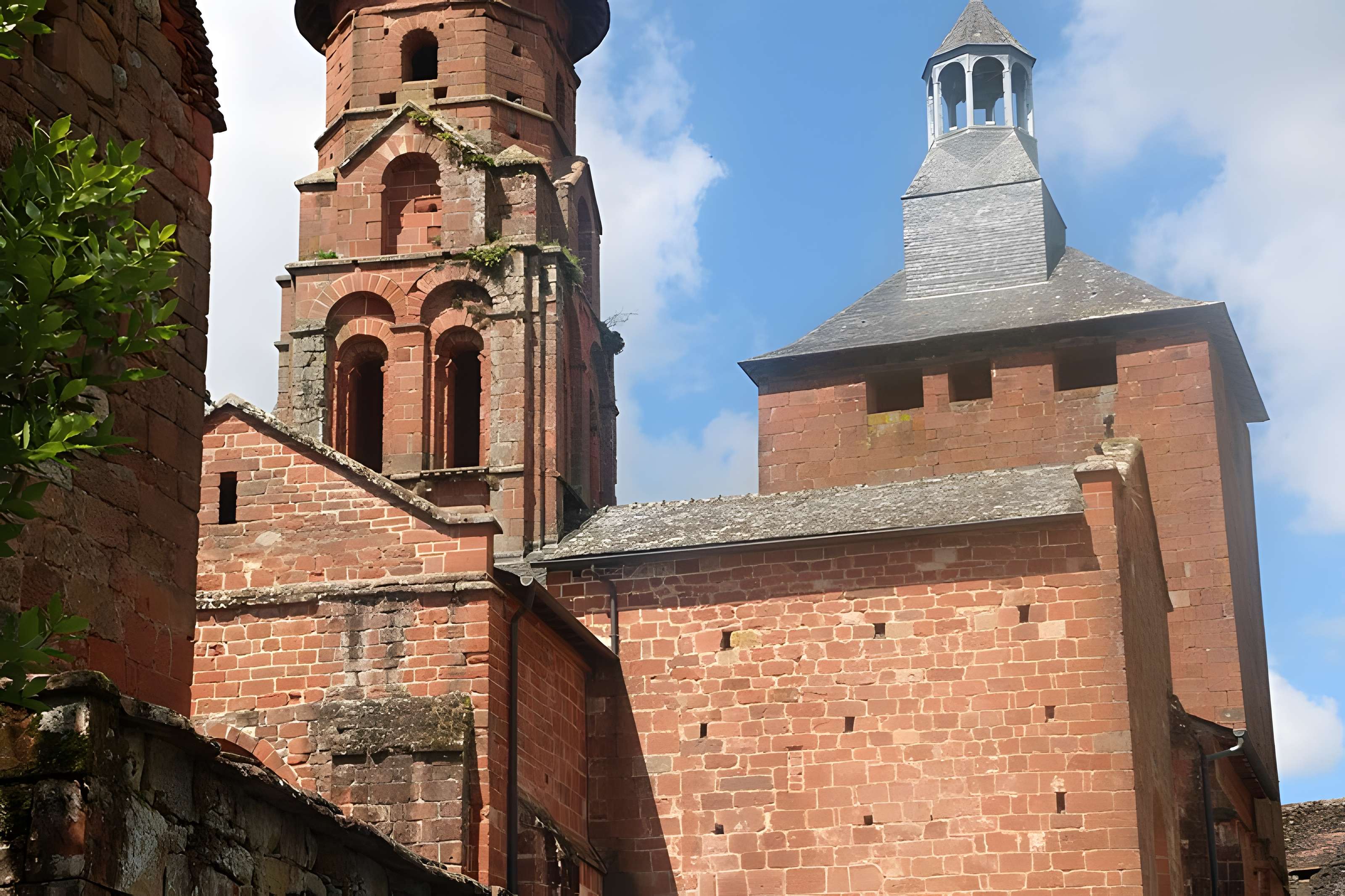 Église Saint-Pierre de Collonges-la-Rouge