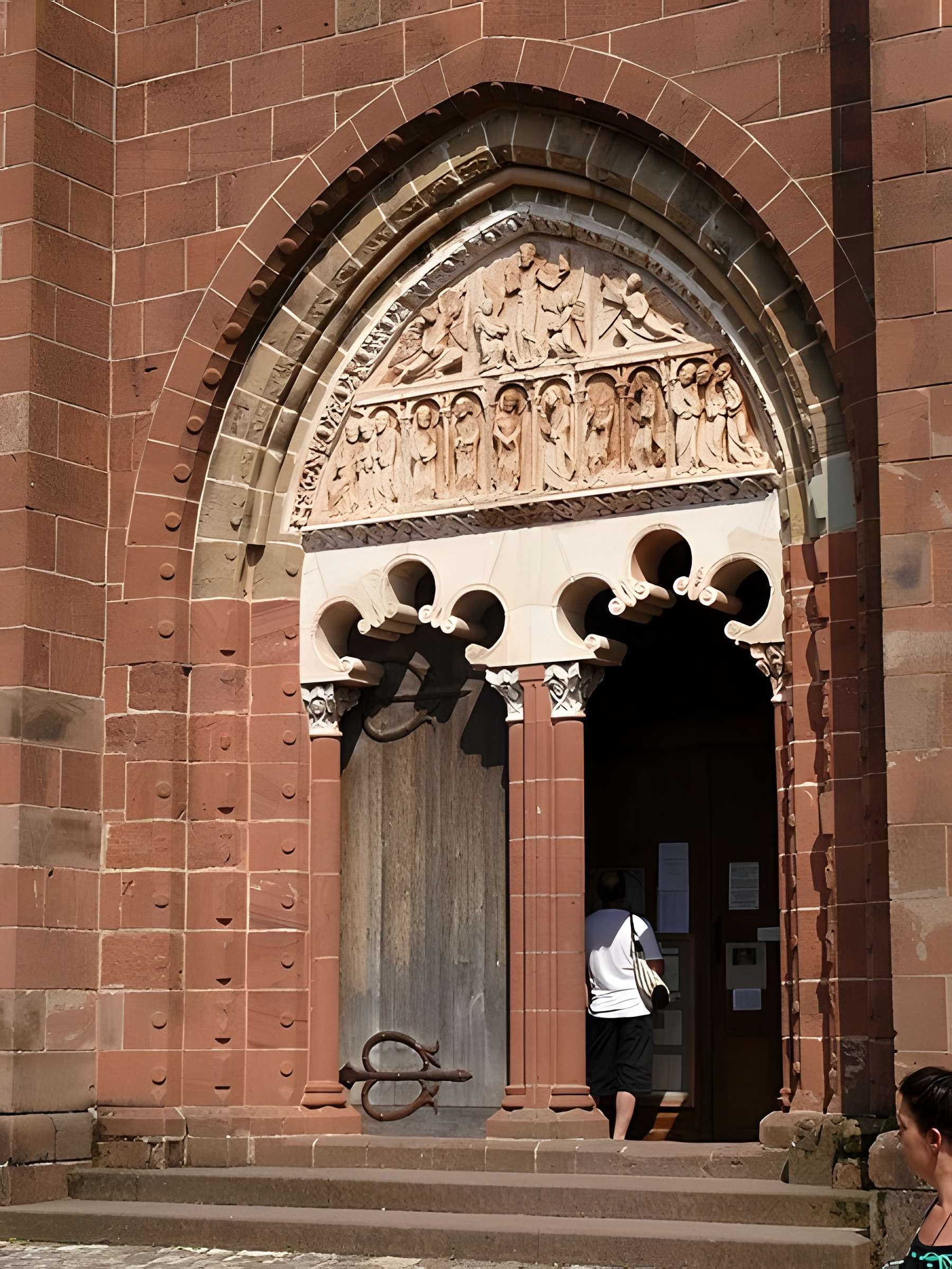 Église Saint-Pierre de Collonges-la-Rouge