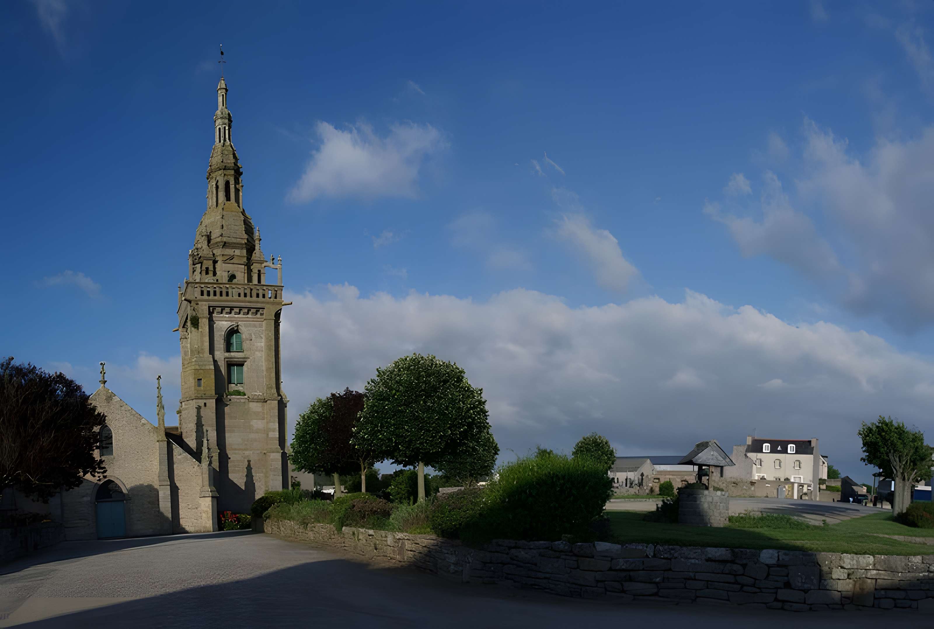 Église Saint-Paul-Aurélien de Lampaul-Ploudalmézeau