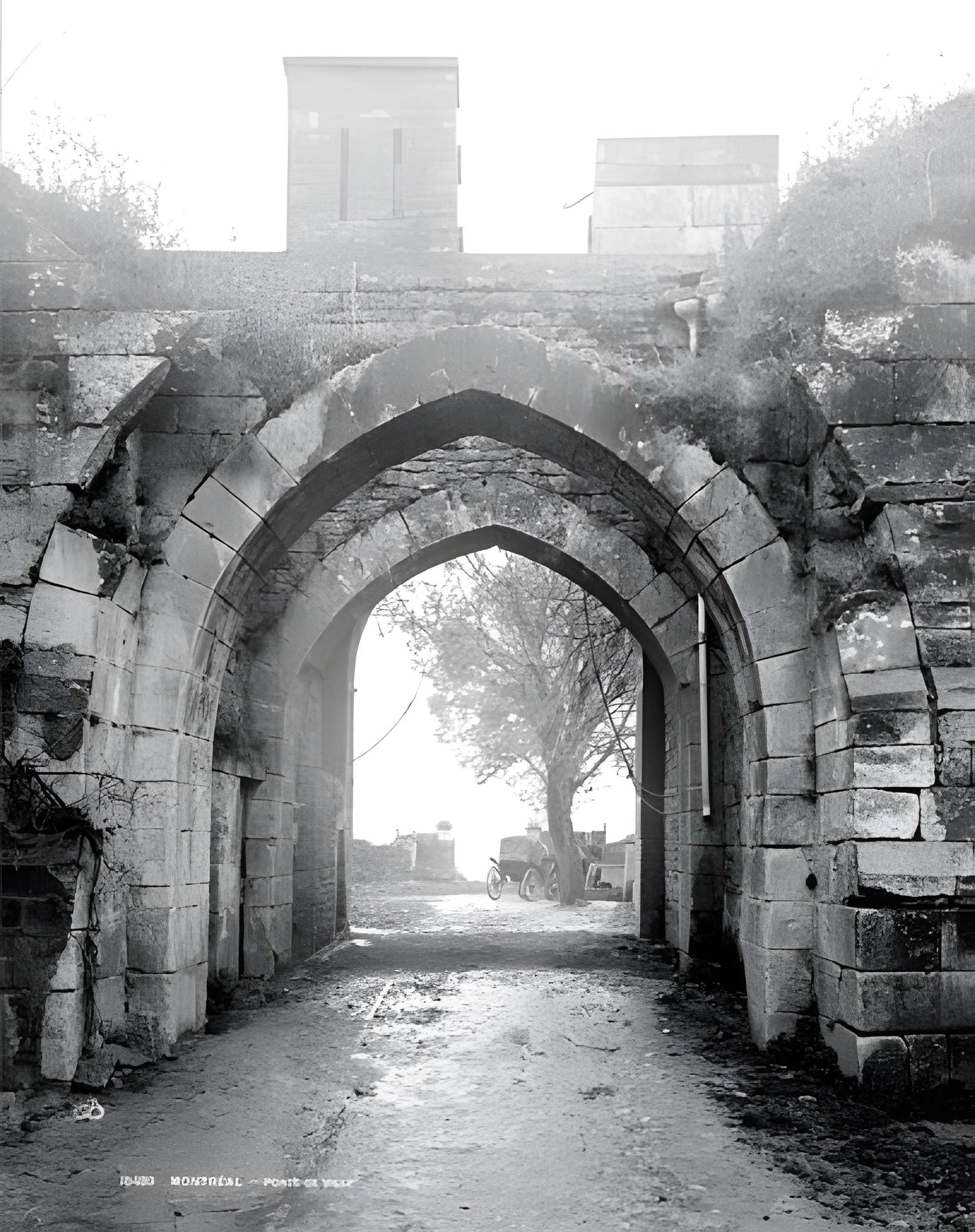 Enceinte de Montréal dans l'Yonne