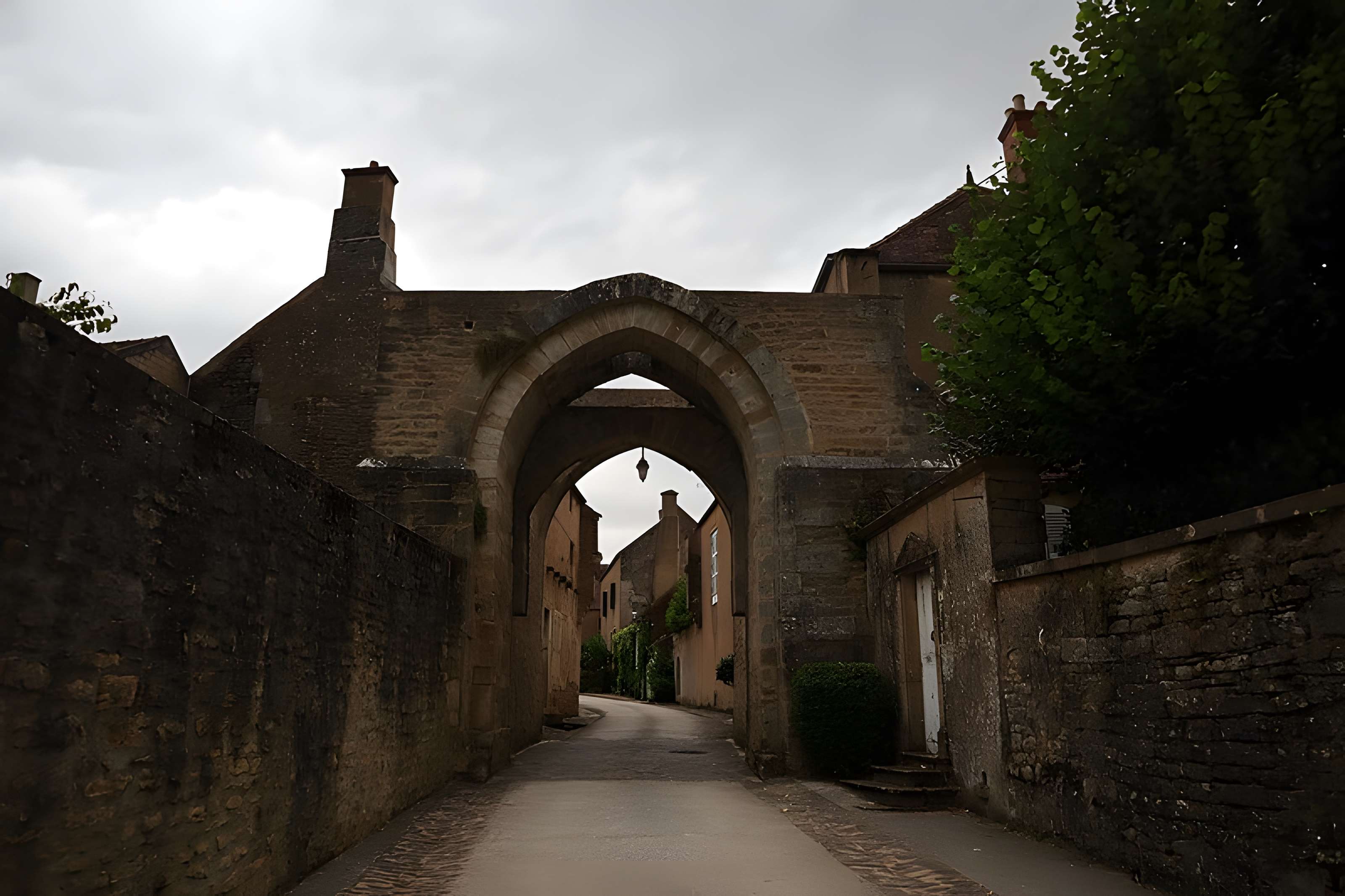 Enceinte de Montréal dans l'Yonne