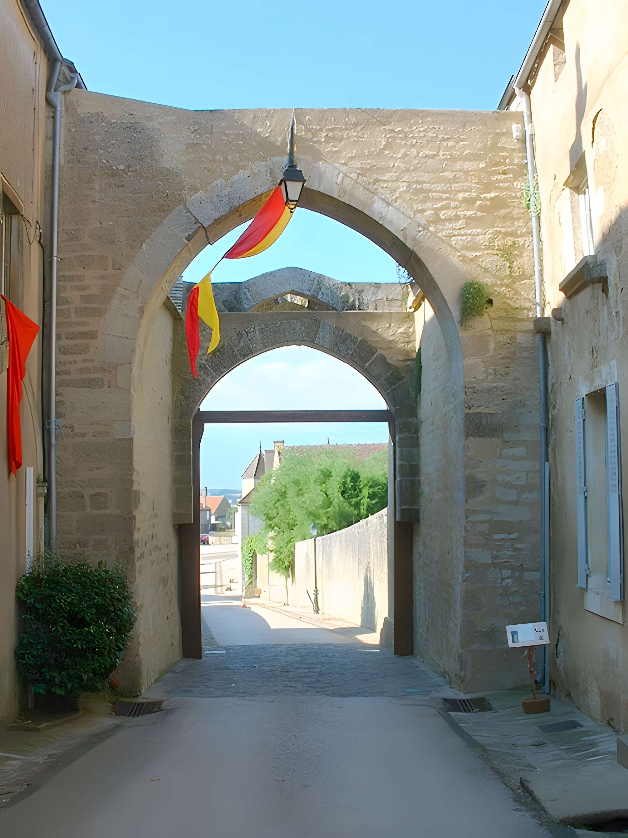 Enceinte de Montréal dans l'Yonne