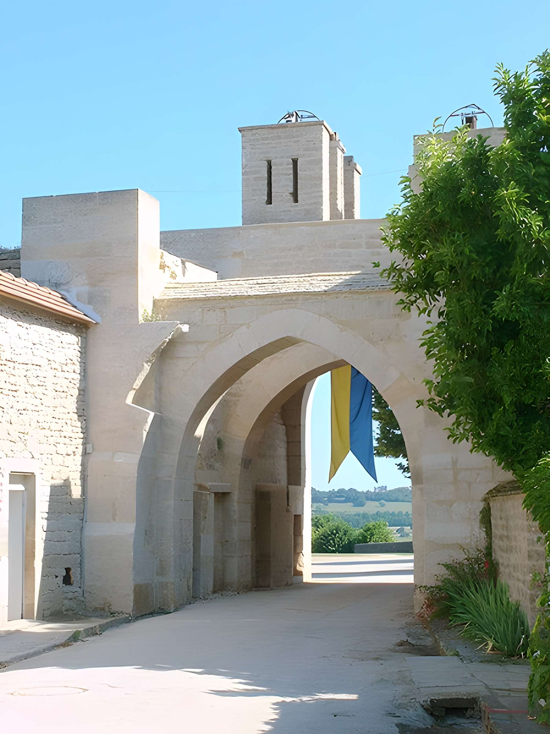 Enceinte de Montréal dans l'Yonne