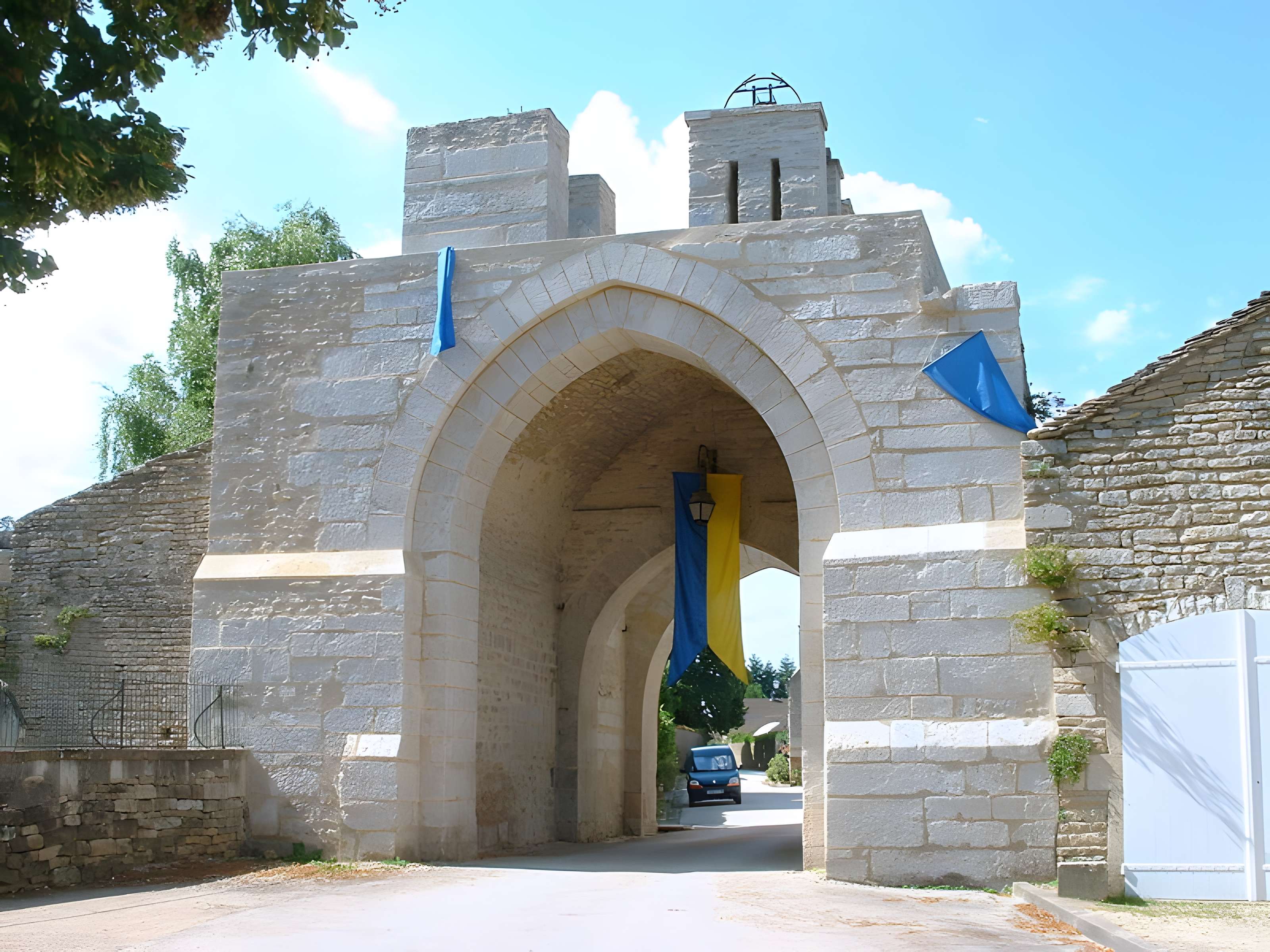 Enceinte de Montréal dans l'Yonne