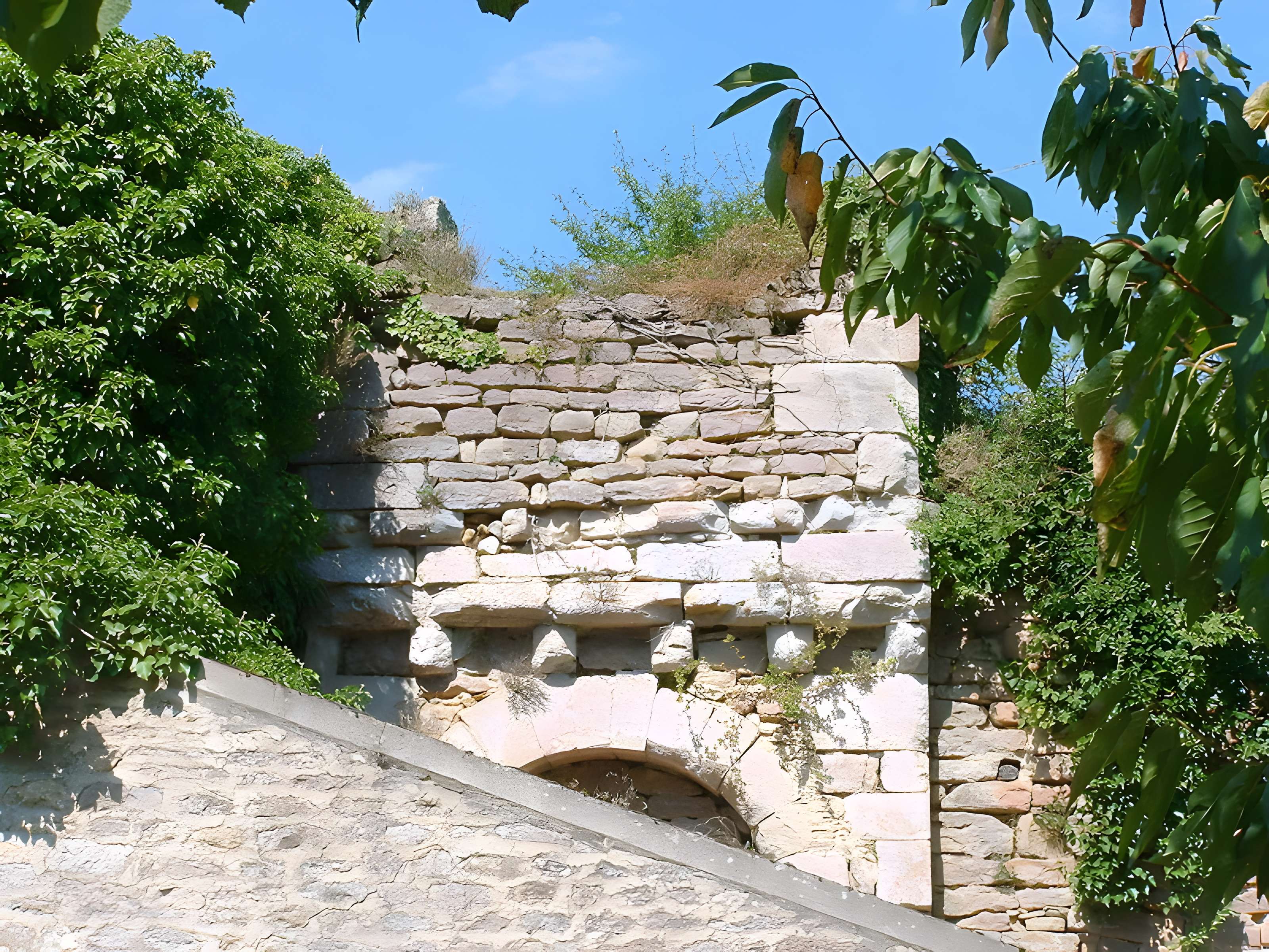 Enceinte de Montréal dans l'Yonne