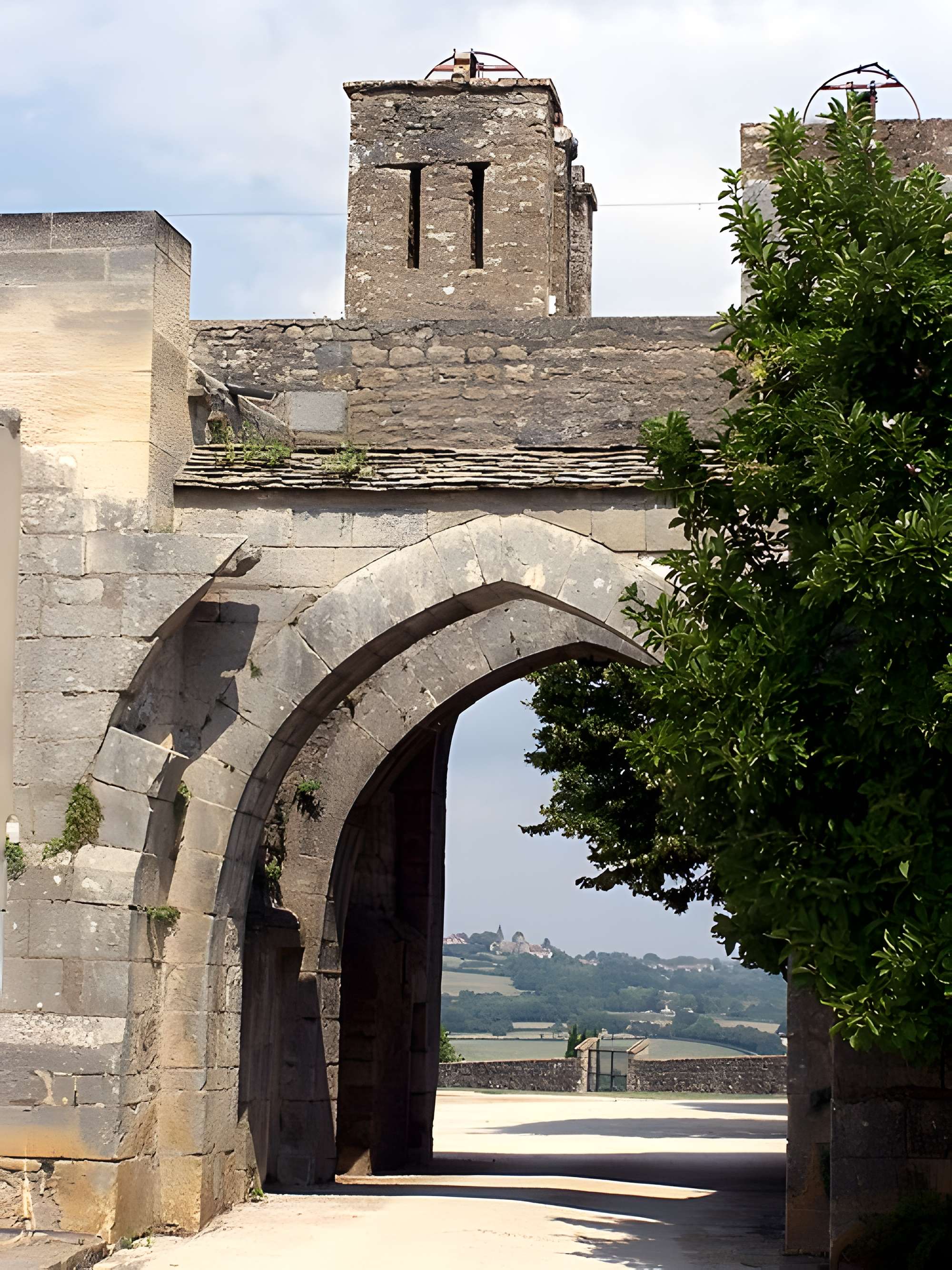 Enceinte de Montréal dans l'Yonne