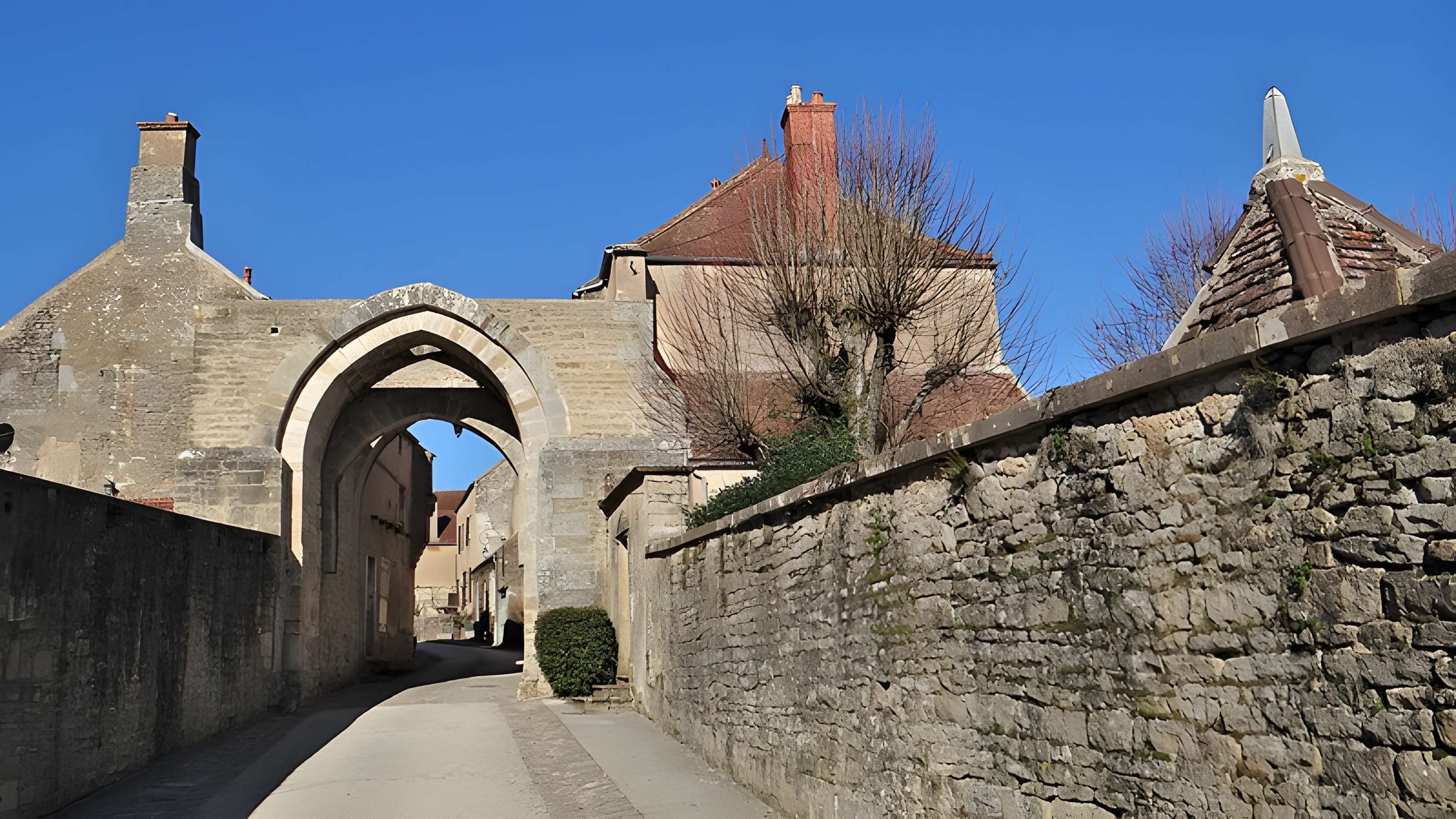 Enceinte de Montréal dans l'Yonne