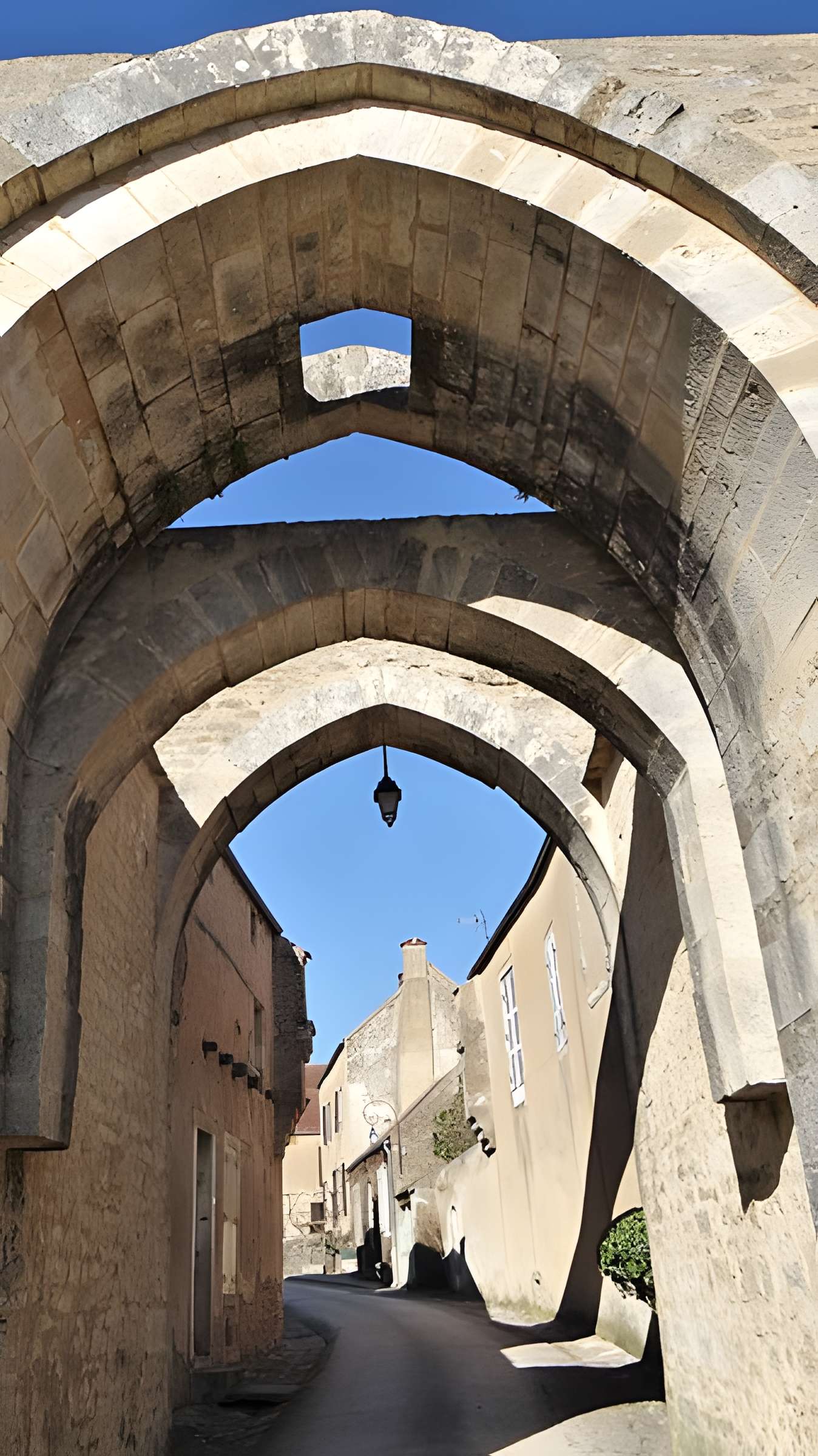 Enceinte de Montréal dans l'Yonne