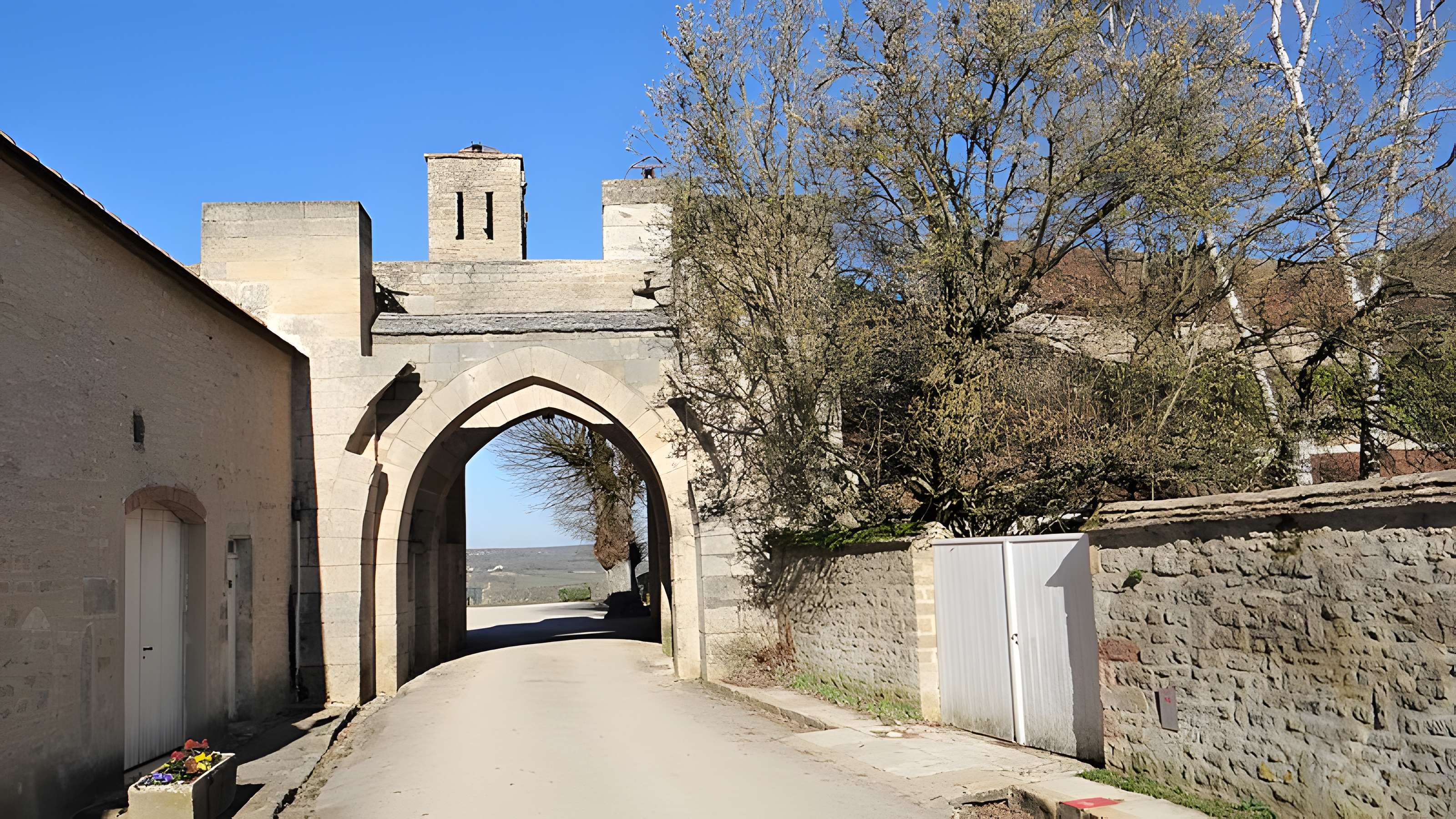 Enceinte de Montréal dans l'Yonne
