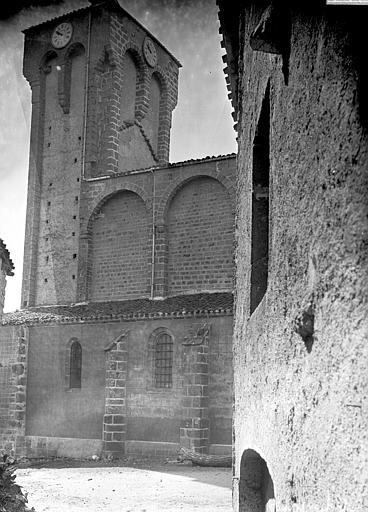 Eglise à l'exception de l'étage moderne qui couronne le clocher occidental