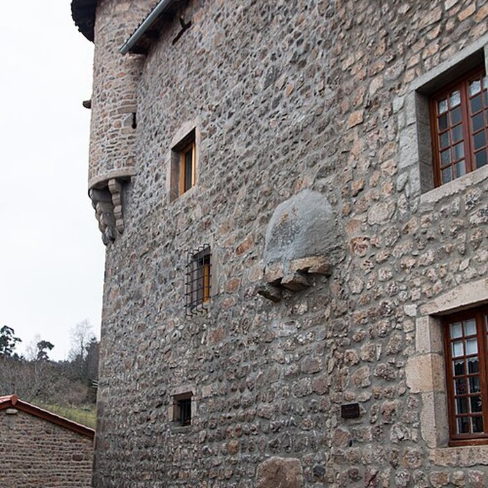 Photo de Eglise à lexception de létage moderne qui couronne le clocher occidental