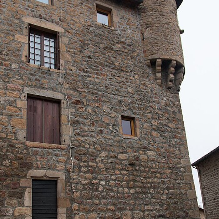 Photo de Eglise à lexception de létage moderne qui couronne le clocher occidental
