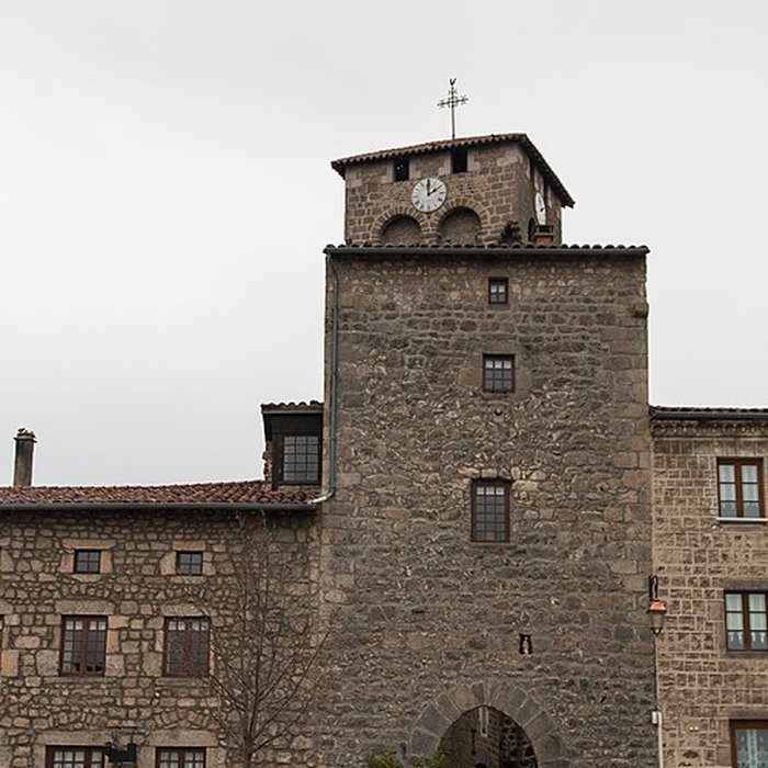 Photo de Eglise à lexception de létage moderne qui couronne le clocher occidental