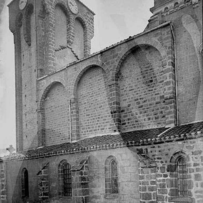 Photo de Eglise à lexception de létage moderne qui couronne le clocher occidental