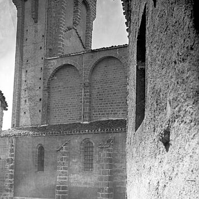 Photo de Eglise à lexception de létage moderne qui couronne le clocher occidental