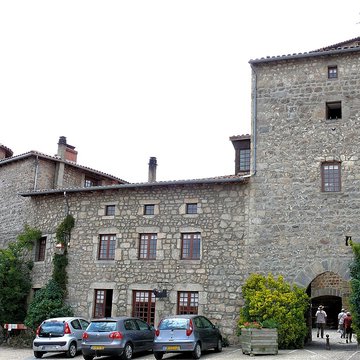Eglise à lexception de létage moderne qui couronne le clocher occidental