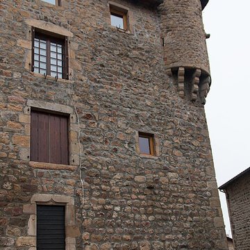 Eglise à lexception de létage moderne qui couronne le clocher occidental