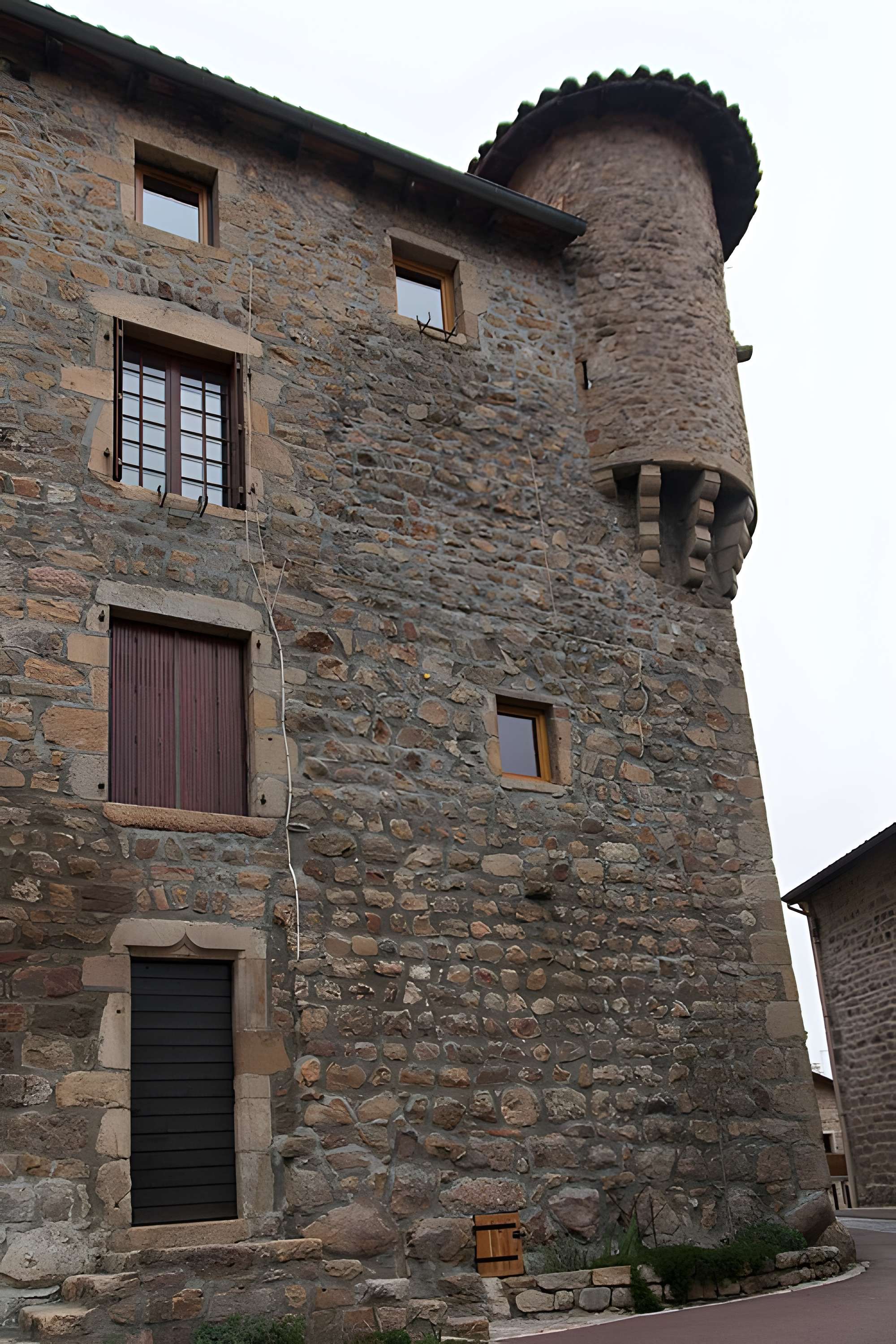 Eglise à l'exception de l'étage moderne qui couronne le clocher occidental